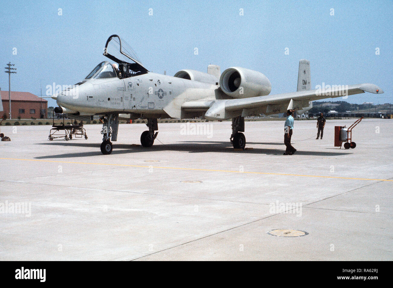 1977 - Un A-10A Thunderbolt II aeromobili da 355Tactical Fighter Wing sulla linea di volo durante una dimostrazione tour. Foto Stock
