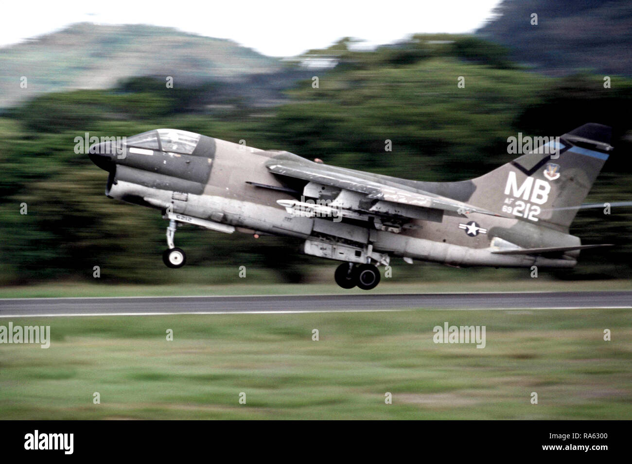1977 - Un-7D Corsair II aeromobili decolla da Howard Air Froce Base per fornire aria vicino il supporto per le truppe che partecipano a un esercito di formazione e programma di valutazione (ARTEP). Foto Stock