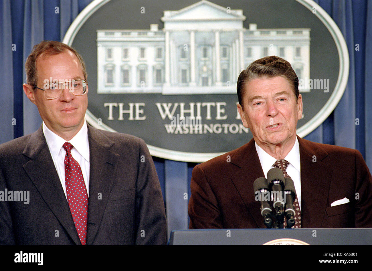 11/11/1987 il presidente Reagan annuncia alla stampa la nomina del giudice Anthony Kennedy come associare la giustizia della Corte suprema degli Stati Uniti in sala stampa Foto Stock