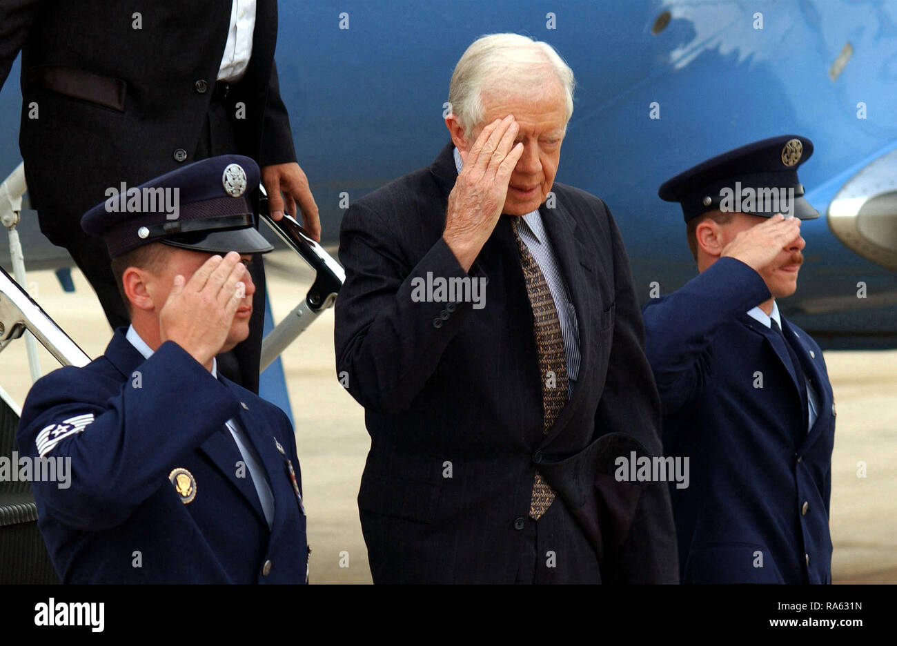 2001 - ex presidente americano James E. Carter Jr. rende un omaggio al momento del loro arrivo su Andrews Air Force Base in Maryland a bordo di una C-20B Gulfstream. Il presidente Carter è arrivato per la nazionale di preghiera e di riconciliazione servizio presso la Cattedrale Nazionale di Washington D.C. Foto Stock