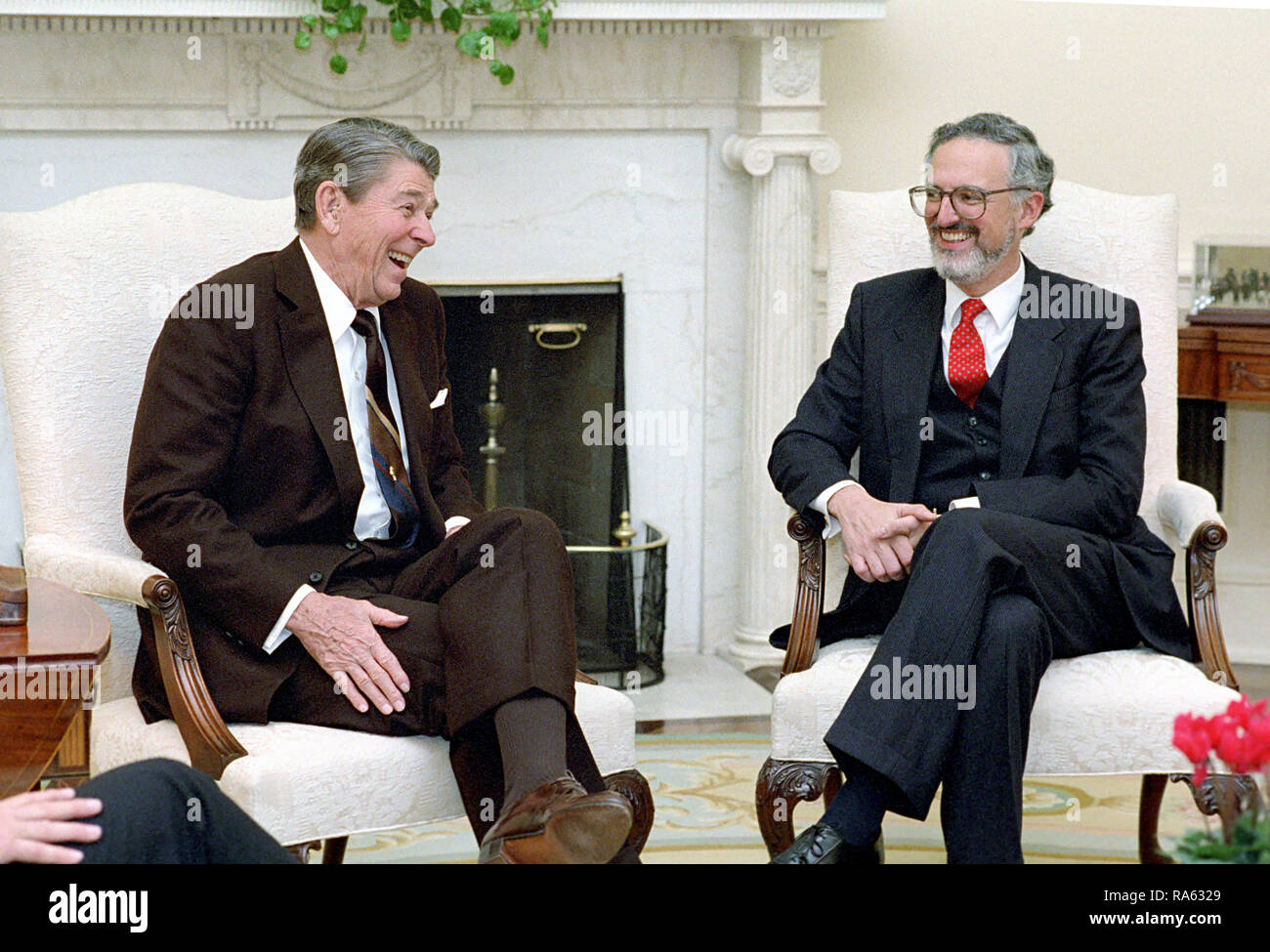 10/29/1987 il presidente Reagan durante un incontro con il giudice Douglas Ginsburg, nominee da associare la giustizia della Corte suprema degli Stati Uniti nell'ufficio ovale Foto Stock