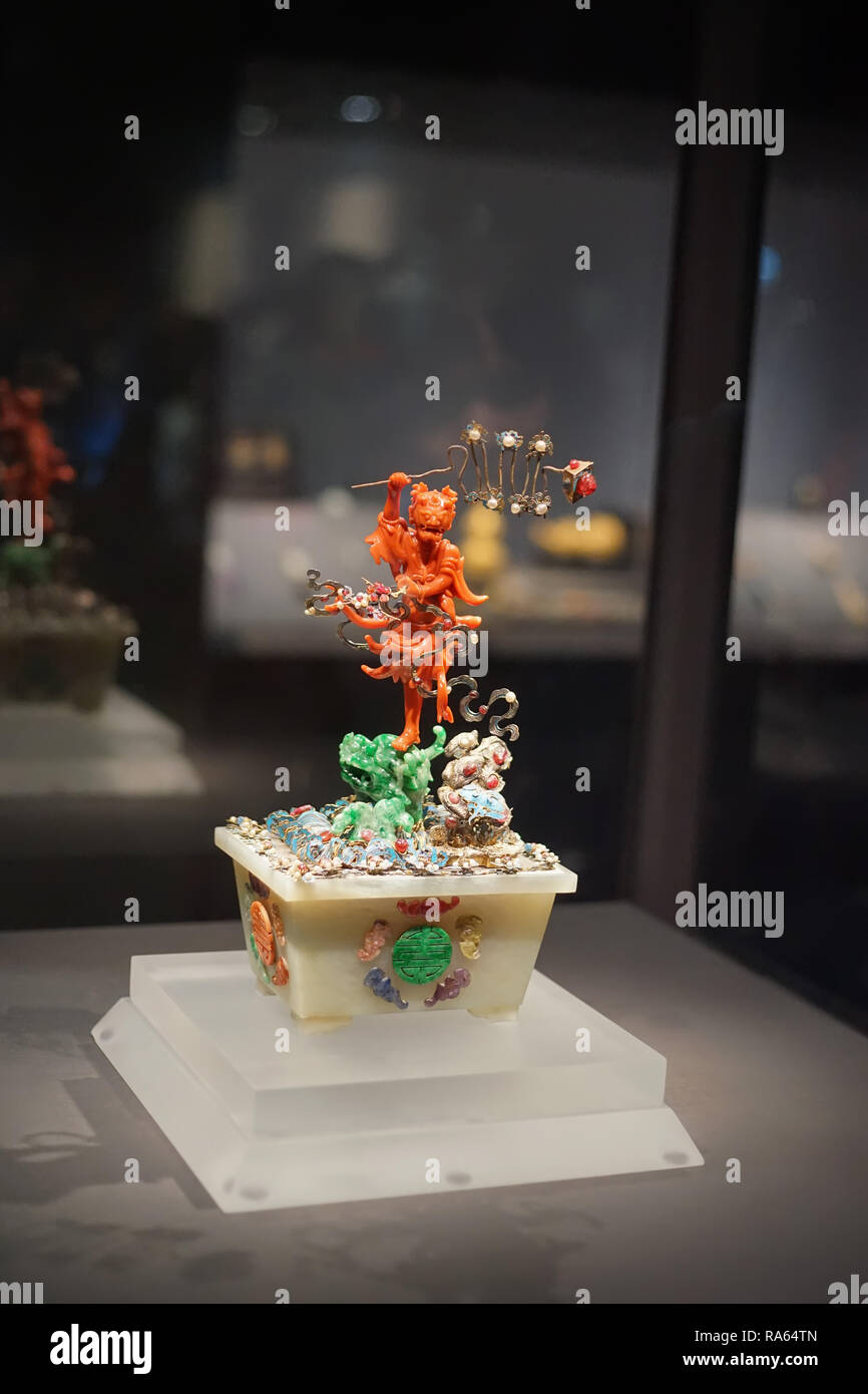 Taipei, Taiwan - 22 Novembre 2018: antica Cinese imperiale gli artefatti e le opere nel Museo del Palazzo Nazionale nella città di Taipei, Taiwan. Foto Stock