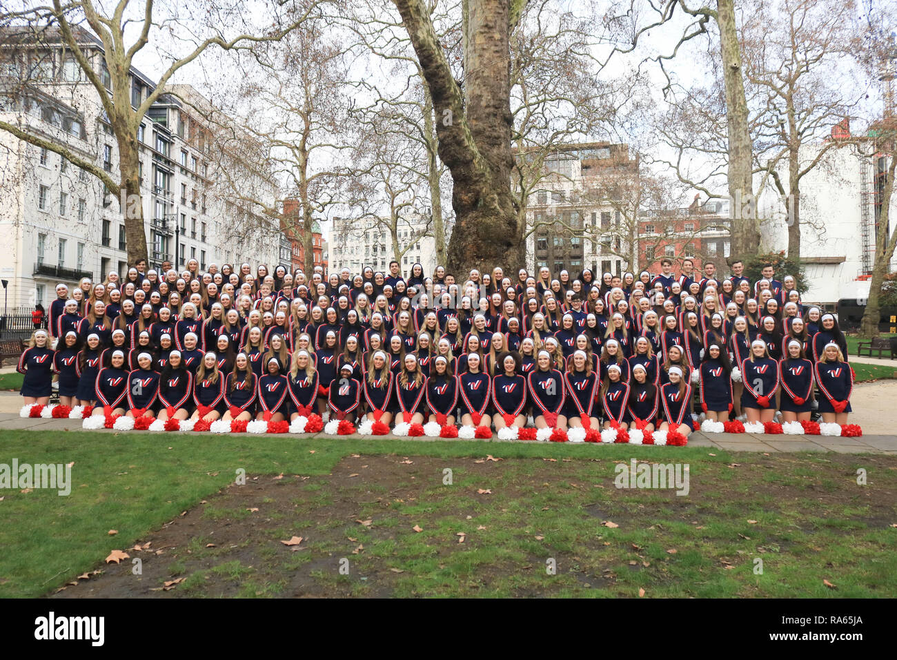 Londra, Regno Unito. 1a gen, 2019. The Varsity spirito All-Americans-Gruppo #3, celebrazione cheerleaders assemblare prima dell' inizio della sessione annuale della commissione per il giorno di Capodanno parade.anni questo tema è London accoglie favorevolmente il mondo Credito: amer ghazzal/Alamy Live News Foto Stock