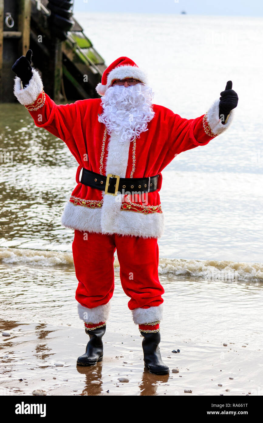 Babbo Natale Al Mare Immagini.Maschio Maturo Vestiti Da Babbo Natale In Piedi In Mare Per Il Tradizionale Nuovo Anno Giorno