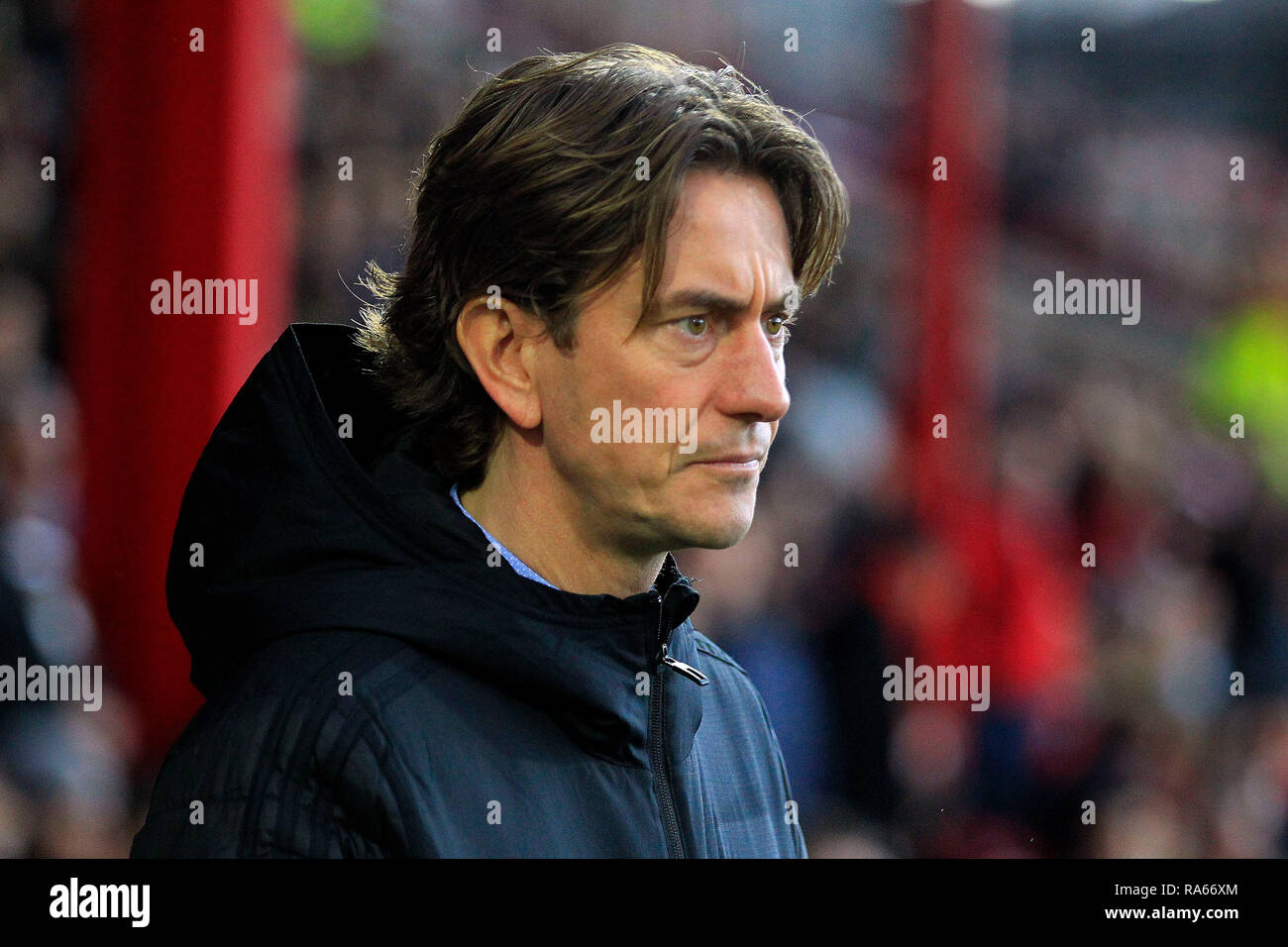 Londra, Regno Unito. 1a gen, 2018. Brentford Manager Thomas Frank guarda dalla panchina. EFL Skybet partita in campionato, Brentford v Norwich City al Griffin Park il giorno di nuovi anni, Martedì 1 Gennaio 2019 . Questa immagine può essere utilizzata solo per scopi editoriali. Solo uso editoriale, è richiesta una licenza per uso commerciale. Nessun uso in scommesse, giochi o un singolo giocatore/club/league pubblicazioni. pic da Steffan Bowen/Andrew Orchard fotografia sportiva/Alamy Live news Credito: Andrew Orchard fotografia sportiva/Alamy Live News Foto Stock