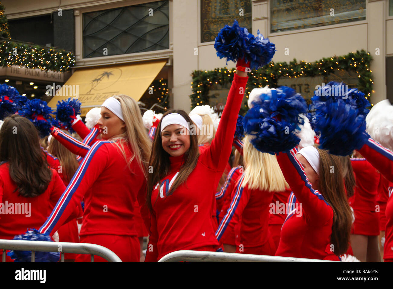 Londra, Regno Unito. Il 1 di gennaio 2019. Un membro di The Varsity spirito All-Americans-Gruppo #2, onde avanti adella la parata. Circa 8.000 artisti interpreti o esecutori che rappresenta il London Boroughs e oltre 20 paesi sparsi in tutto il mondo prendono parte annuale sul nuovo anni sfilano sulla strada di Londra il 1 gennaio 2019. La sfilata sarà come è consuetudine includere ballerini, acrobati, cheerleaders, Marching Band, i veicoli storici e di enormi palloni rendendo il loro modo da Green Park tube station a Piazza del Parlamento. Credito: David mbiyu/Alamy Live News Foto Stock