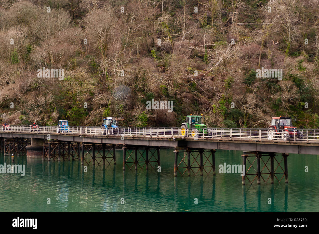 Glandore, West Cork, Irlanda. 1a gen, 2019. Leap e distretto Vintage club terrà un il giorno di Capodanno del trattore e auto a correre in aiuto dei Glandore Scuola nazionale la costruzione di fondo prima di oggi. Oltre 60 trattori e auto firmato il per l'esecuzione. I trattori attraversato la famosa Union Hall bridge durante l'esecuzione. Credito: Andy Gibson/Alamy Live News. Foto Stock