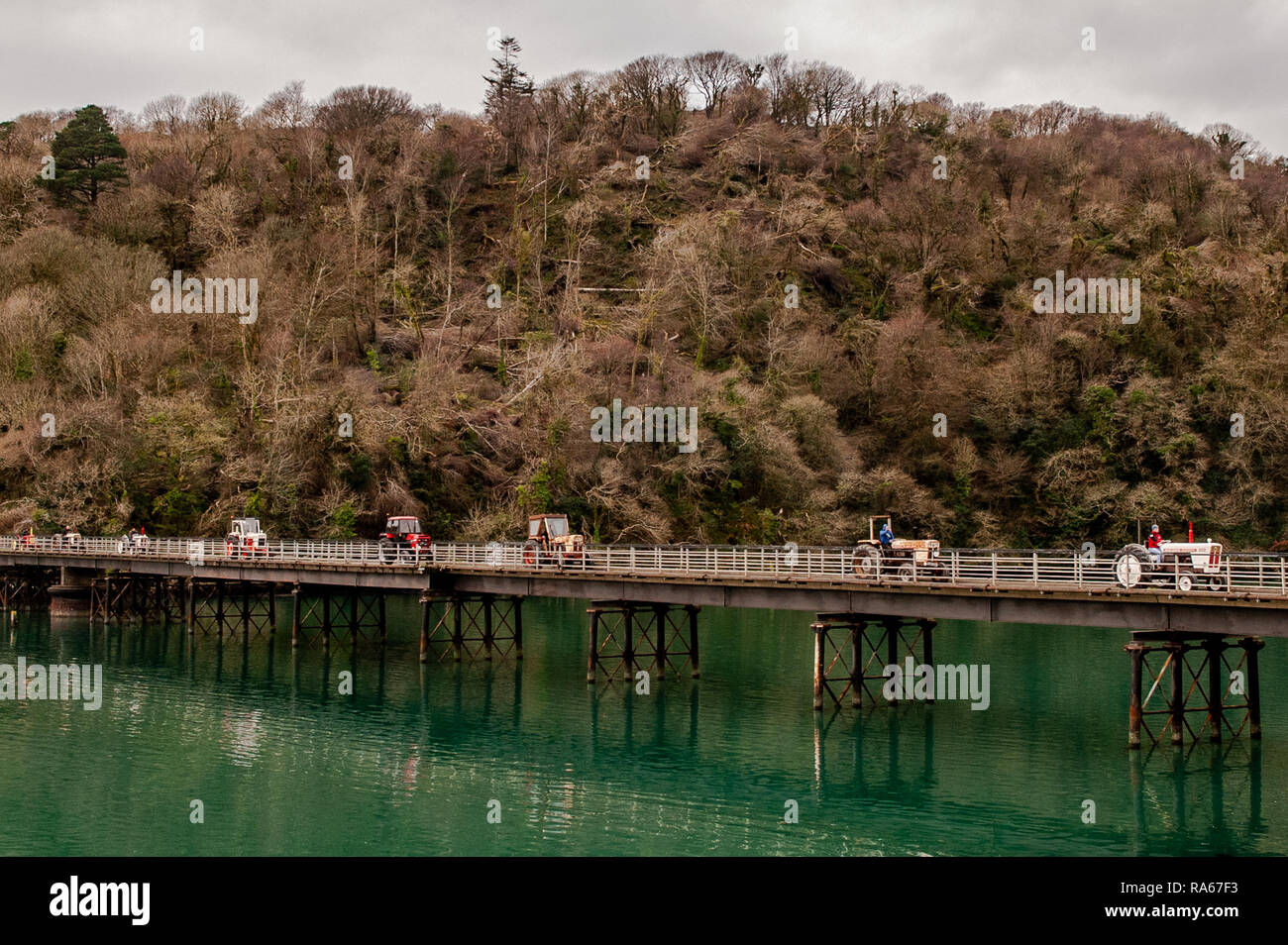 Glandore, West Cork, Irlanda. 1a gen, 2019. Leap e distretto Vintage club terrà un il giorno di Capodanno del trattore e auto a correre in aiuto dei Glandore Scuola nazionale la costruzione di fondo prima di oggi. Oltre 60 trattori e auto firmato il per l'esecuzione. I trattori attraversato la famosa Union Hall bridge durante l'esecuzione. Credito: Andy Gibson/Alamy Live News. Foto Stock
