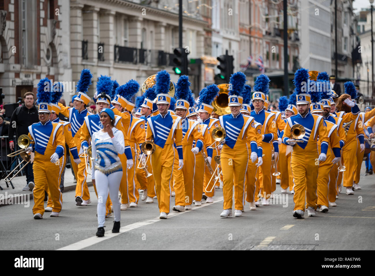 Londra, Regno Unito. 1 gennaio 2019. Il tema della sfilata di questo anno è stato "London accoglie favorevolmente il mondo". Con migliaia di artisti provenienti da una moltitudine di diversi paesi e culture di tutto il mondo sfilano per il centro di Londra. Credito: Ilyas Ayub / Alamy Live News Foto Stock