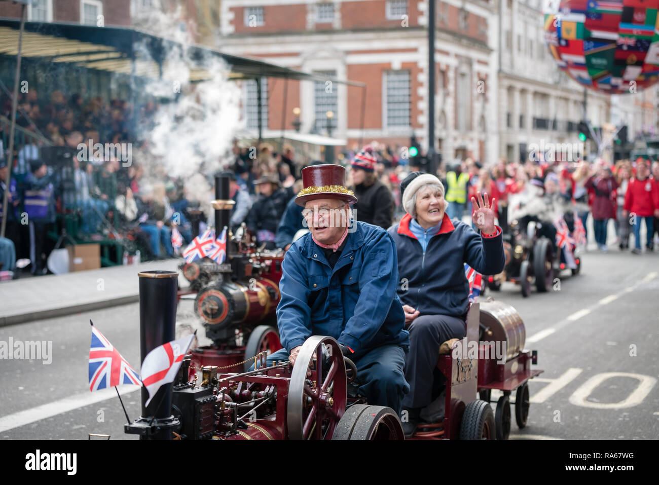 Londra, Regno Unito. 1 gennaio 2019. Il tema della sfilata di questo anno è stato "London accoglie favorevolmente il mondo". Con migliaia di artisti provenienti da una moltitudine di diversi paesi e culture di tutto il mondo sfilano per il centro di Londra. Credito: Ilyas Ayub / Alamy Live News Foto Stock