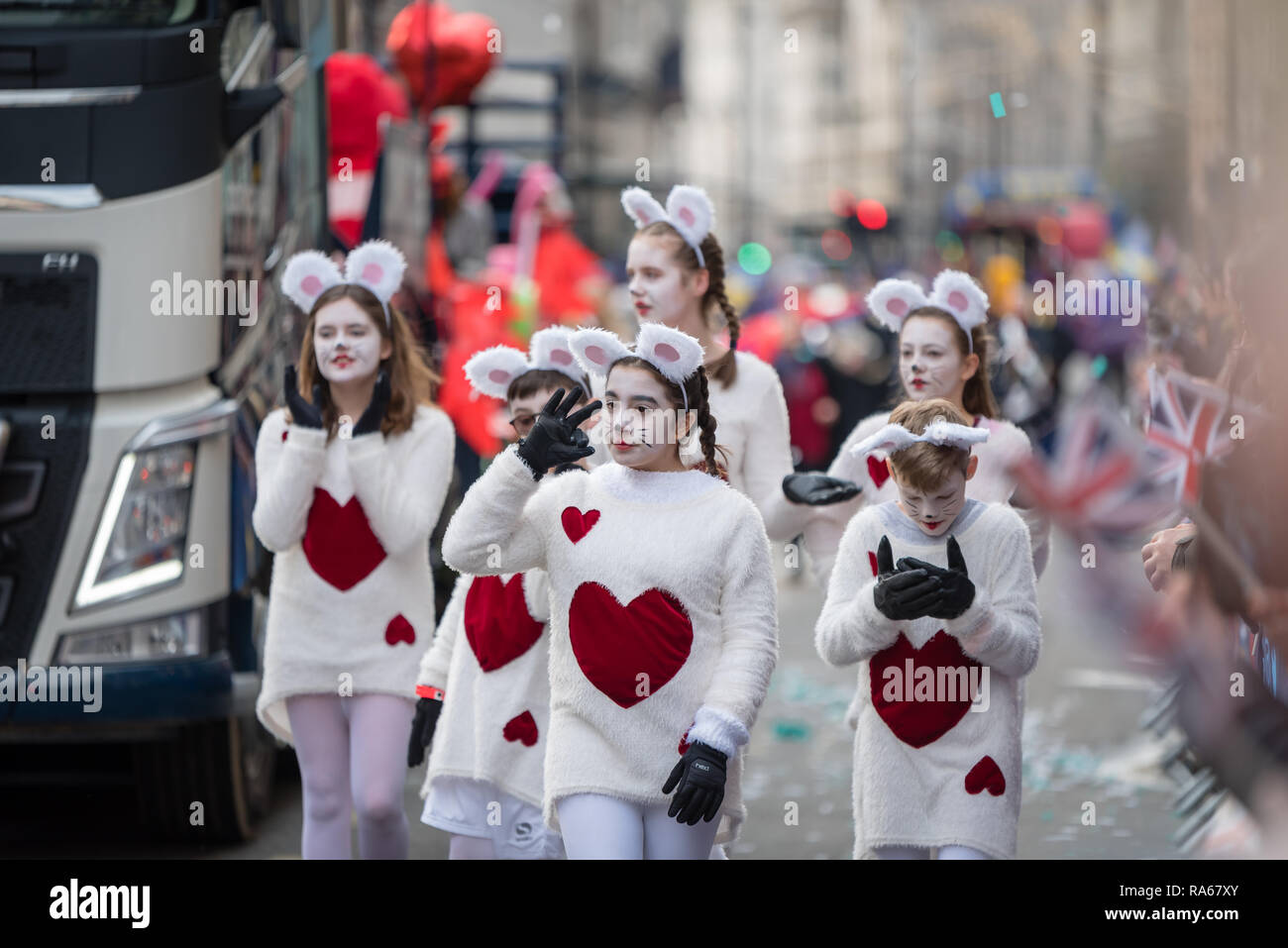 Londra, Regno Unito. 1 gennaio 2019. Il tema della sfilata di questo anno è stato "London accoglie favorevolmente il mondo". Con migliaia di artisti provenienti da una moltitudine di diversi paesi e culture di tutto il mondo sfilano per il centro di Londra. Agisce incluso il London Borough of Barnet. Credito: Ilyas Ayub / Alamy Live News Foto Stock