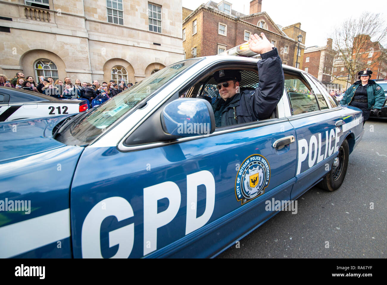 Auto della polizia del Dipartimento di polizia della città di Gotham nella parata di Capodanno a Londra 2019. Londra, Regno Unito. USA, macchina di polizia americana con marchio del film Foto Stock