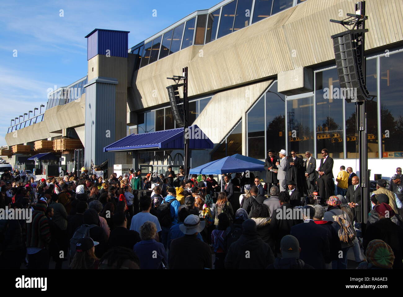 Oakland, la California, Stati Uniti d'America. 1a gen, 2019. Una folla di persone raccolte al di fuori del Fruitvale BART a Oakland, in California, in occasione del decimo anniversario dal Oscar Grant è stato ucciso da un BART funzionario di polizia. Credito: Scott Morris/Alamy Live News Foto Stock