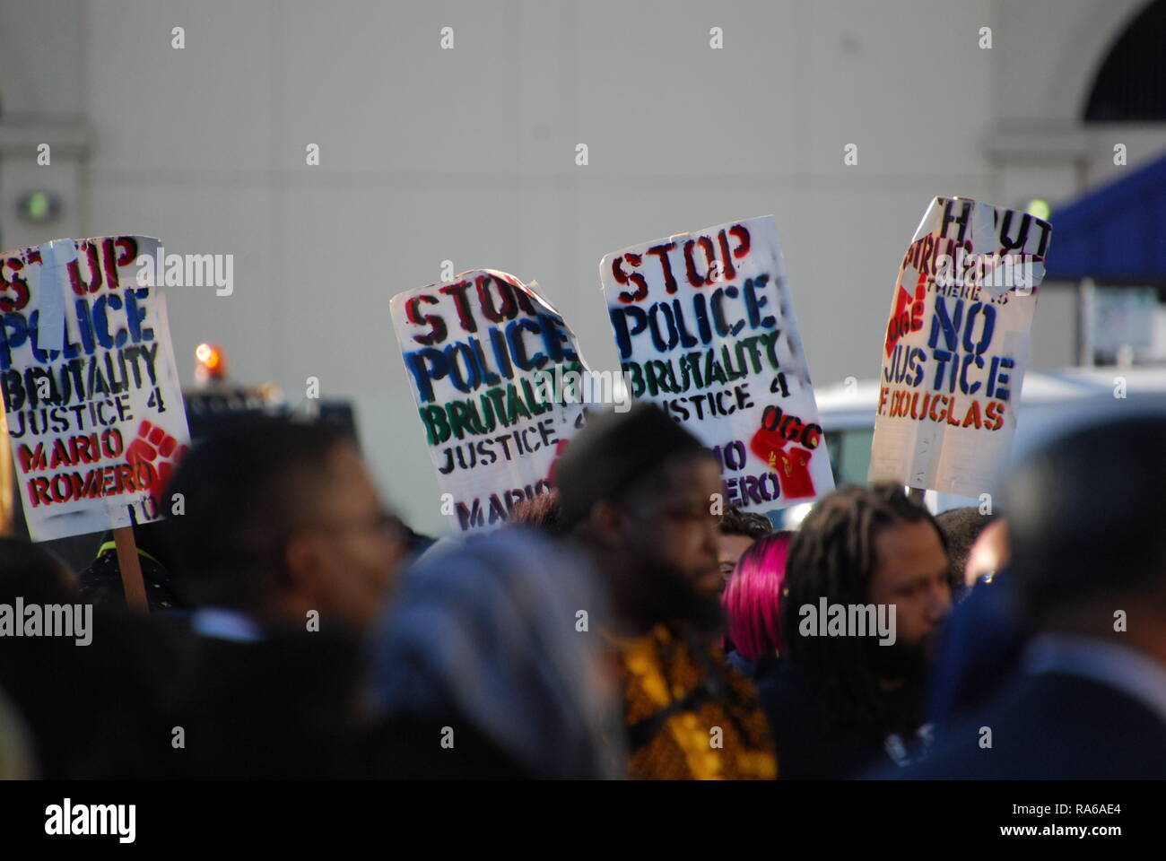Oakland, la California, Stati Uniti d'America. 1a gen, 2019. Una folla di persone raccolte al di fuori del Fruitvale BART a Oakland, in California, in occasione del decimo anniversario dal Oscar Grant è stato ucciso da un BART funzionario di polizia. Credito: Scott Morris/Alamy Live News Foto Stock