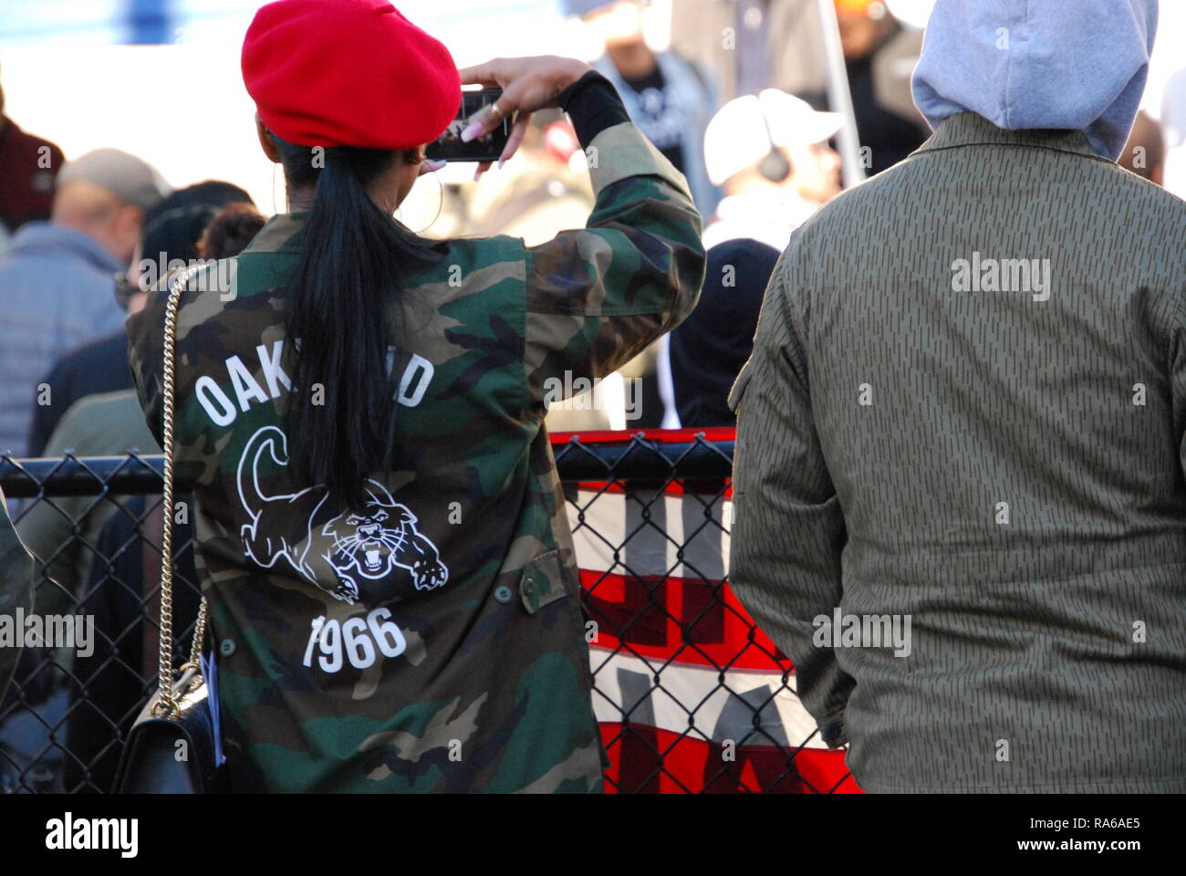 Oakland, la California, Stati Uniti d'America. 1a gen, 2019. Una folla di persone raccolte al di fuori del Fruitvale BART a Oakland, in California, in occasione del decimo anniversario dal Oscar Grant è stato ucciso da un BART funzionario di polizia. Credito: Scott Morris/Alamy Live News Foto Stock