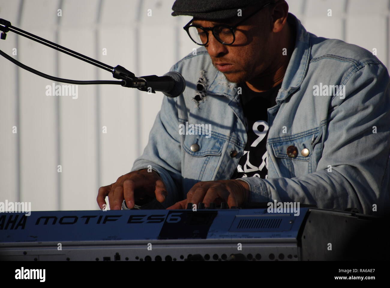 Oakland, la California, Stati Uniti d'America. 1a gen, 2019. Kev scelta di eseguire al di fuori dell'Fruitvale BART a Oakland, in California, a una veglia che segna il decimo anniversario dall'Oscar Grant è stato ucciso da un BART funzionario di polizia. Credito: Scott Morris/Alamy Live News Foto Stock