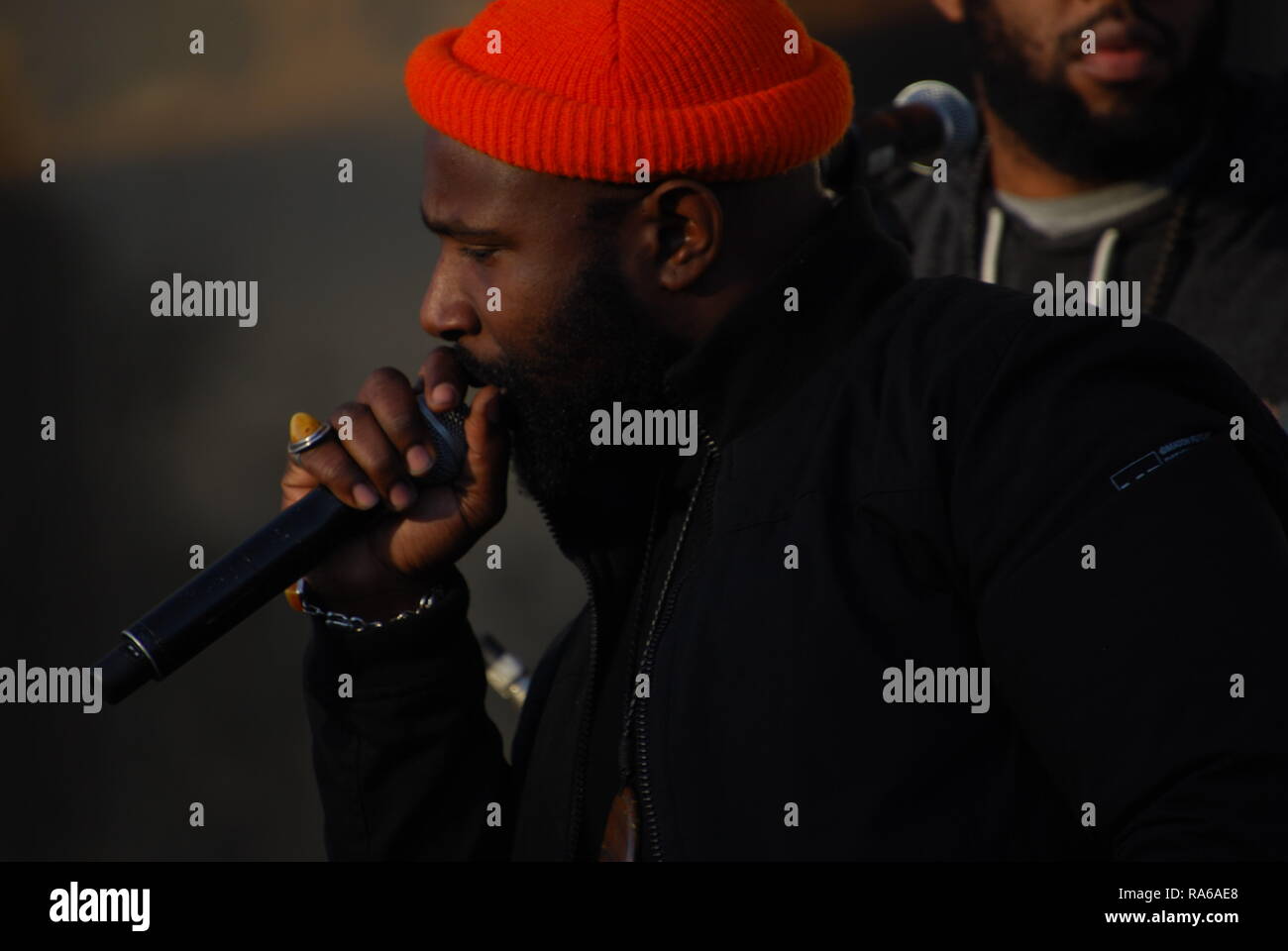 Oakland, la California, Stati Uniti d'America. 1a gen, 2019. Karega Bailey del Sol esegue sviluppo ad una veglia per Oscar concedere a Fruitvale BART a Oakland, in California, dieci anni dopo che egli è stato ucciso da un funzionario di polizia. Credito: Scott Morris/Alamy Live News Foto Stock