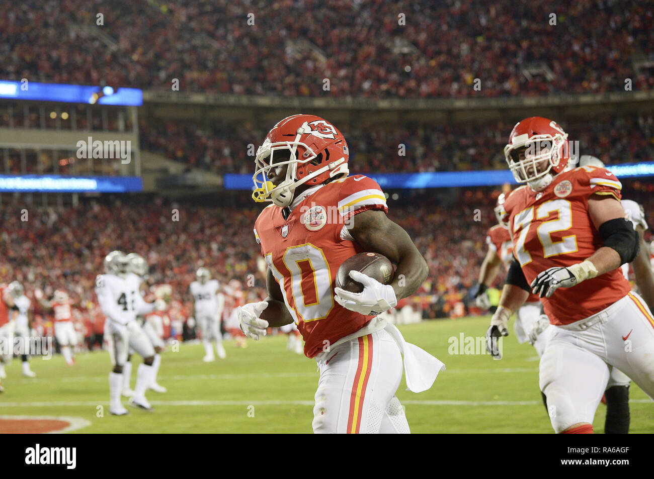 Kansas City, Missouri, Stati Uniti d'America. 30 Dic, 2018. Kansas City Chiefs wide receiver Tireek Hill (10) punteggi impetuoso touchdown durante la NFL partita di calcio tra la Oakland Raiders e il Kansas City Chiefs Ad Arrowhead Stadium di Kansas City, Missouri. Kendall Shaw/CSM/Alamy Live News Foto Stock