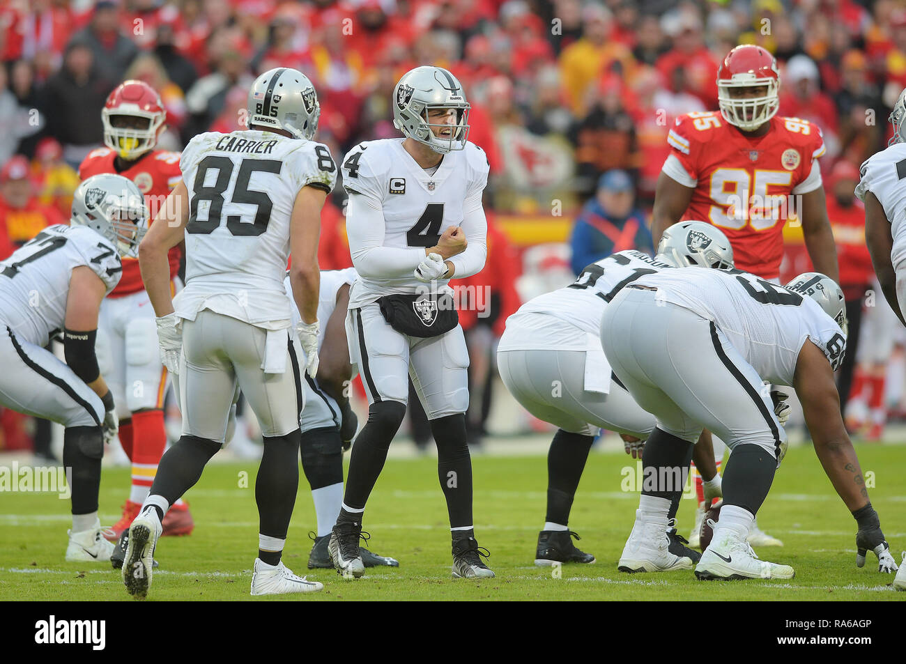 Kansas City, Missouri, Stati Uniti d'America. 30 Dic, 2018. I raider di Oakland quarterback Derek Carr (4) chiede un segnale acustico durante la NFL partita di calcio tra la Oakland Raiders e il Kansas City Chiefs Ad Arrowhead Stadium di Kansas City, Missouri. Kendall Shaw/CSM/Alamy Live News Foto Stock