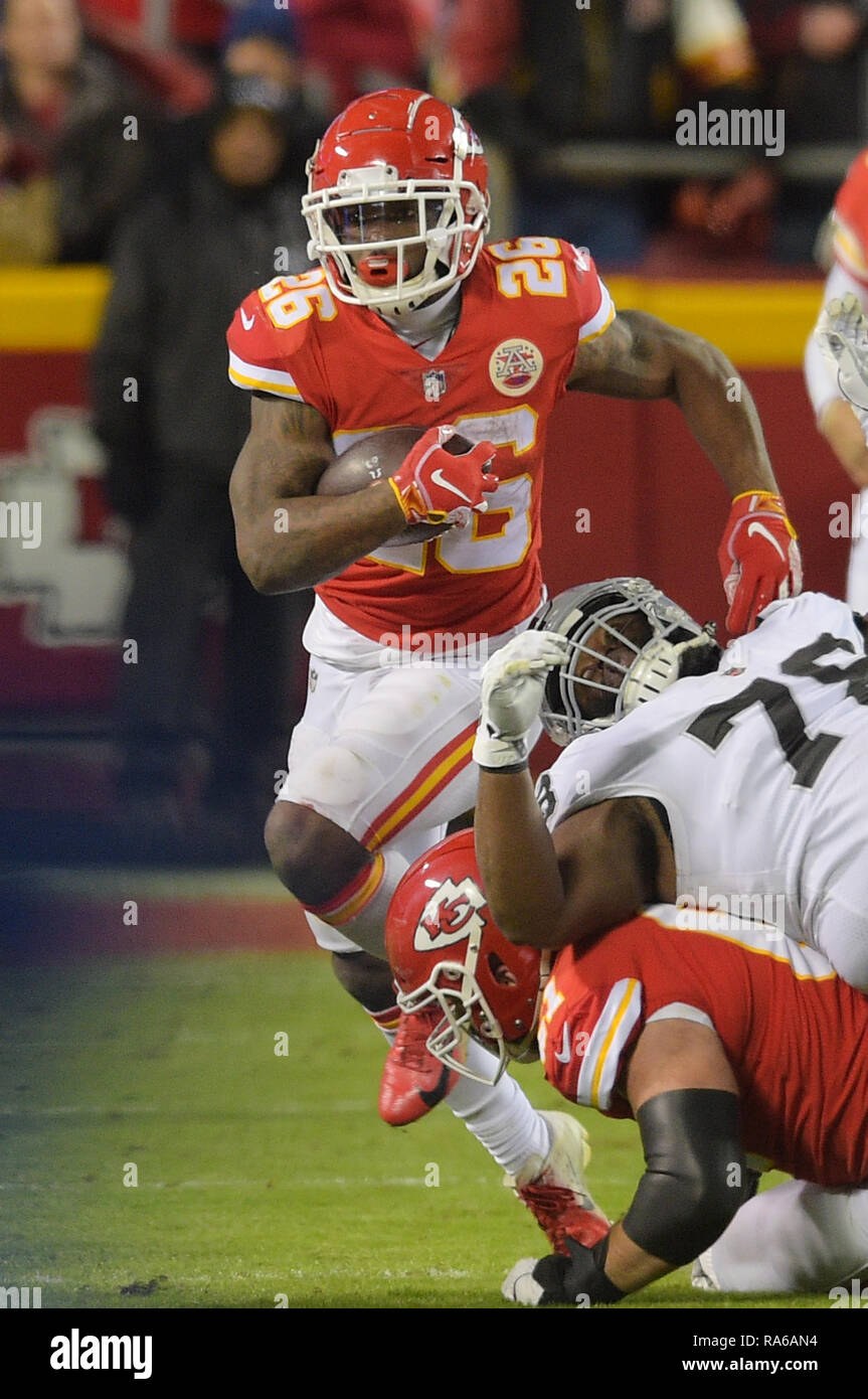 Kansas City, Missouri, Stati Uniti d'America. 30 Dic, 2018. Kansas City Chiefs running back Damien Williams (26) porta la sfera durante la NFL partita di calcio tra la Oakland Raiders e il Kansas City Chiefs Ad Arrowhead Stadium di Kansas City, Missouri. Kendall Shaw/CSM/Alamy Live News Foto Stock