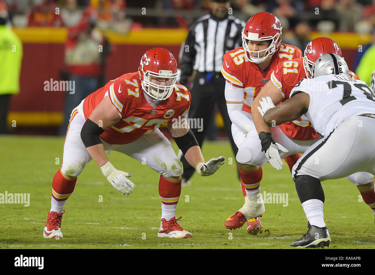 Kansas City, Missouri, Stati Uniti d'America. 30 Dic, 2018. Kansas City Chiefs offensive guard Andrew Wylie (77) blocchi in corrispondenza della linea di scrimmage durante la NFL partita di calcio tra la Oakland Raiders e il Kansas City Chiefs Ad Arrowhead Stadium di Kansas City, Missouri. Kendall Shaw/CSM/Alamy Live News Foto Stock