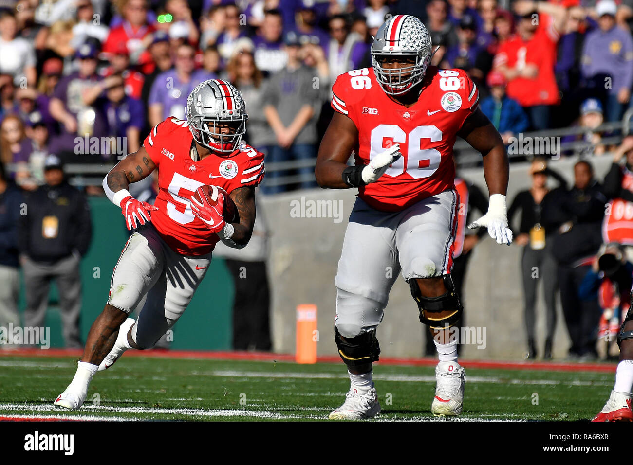 Pasadena CA. 01 gen 2019. Pasadena, CA. 1a gen, 2019. Ohio State Buckeyes running back Mike Weber Jr. #5 funziona per 10 metri nel primo trimestre durante il 105° Rose Bowl College partita di calcio tra la Ohio State Buckeyes e il Washington Huskies presso il Rose Bowl on gennaio 01, 2019 a Pasadena, in California.Louis Lopez/CSM/Alamy Live News Credito: Cal Sport Media/Alamy Live News Foto Stock