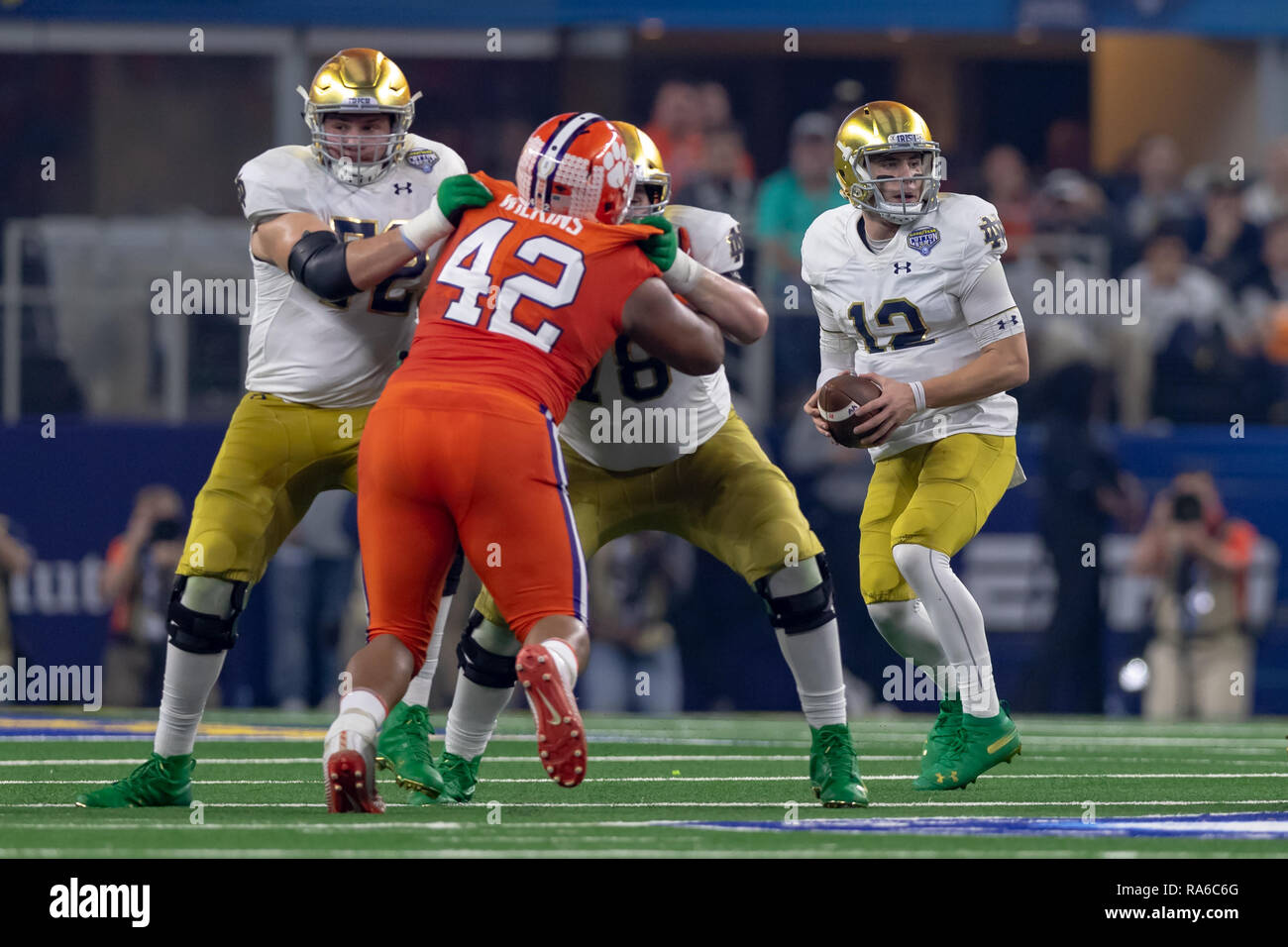 Dicembre 29, 2018 - Arlington, Texas, Stati Uniti - 29 dicembre 2018 - Arlington, Texas, Stati Uniti - Notre Dame Fighting Irish quarterback Ian libro (12) scende per un pass nel College Football Playoff semifinale al Goodyear Cotton Bowl Classic tra la cattedrale di Notre Dame Fighting Irish e la Clemson Tigers di AT&T Stadium di Arlington, Texas. Clemson ha vinto 30-3 di anticipo per il campionato nazionale di gioco. (Credito Immagine: © Adam Lacy/ZUMA filo) Foto Stock