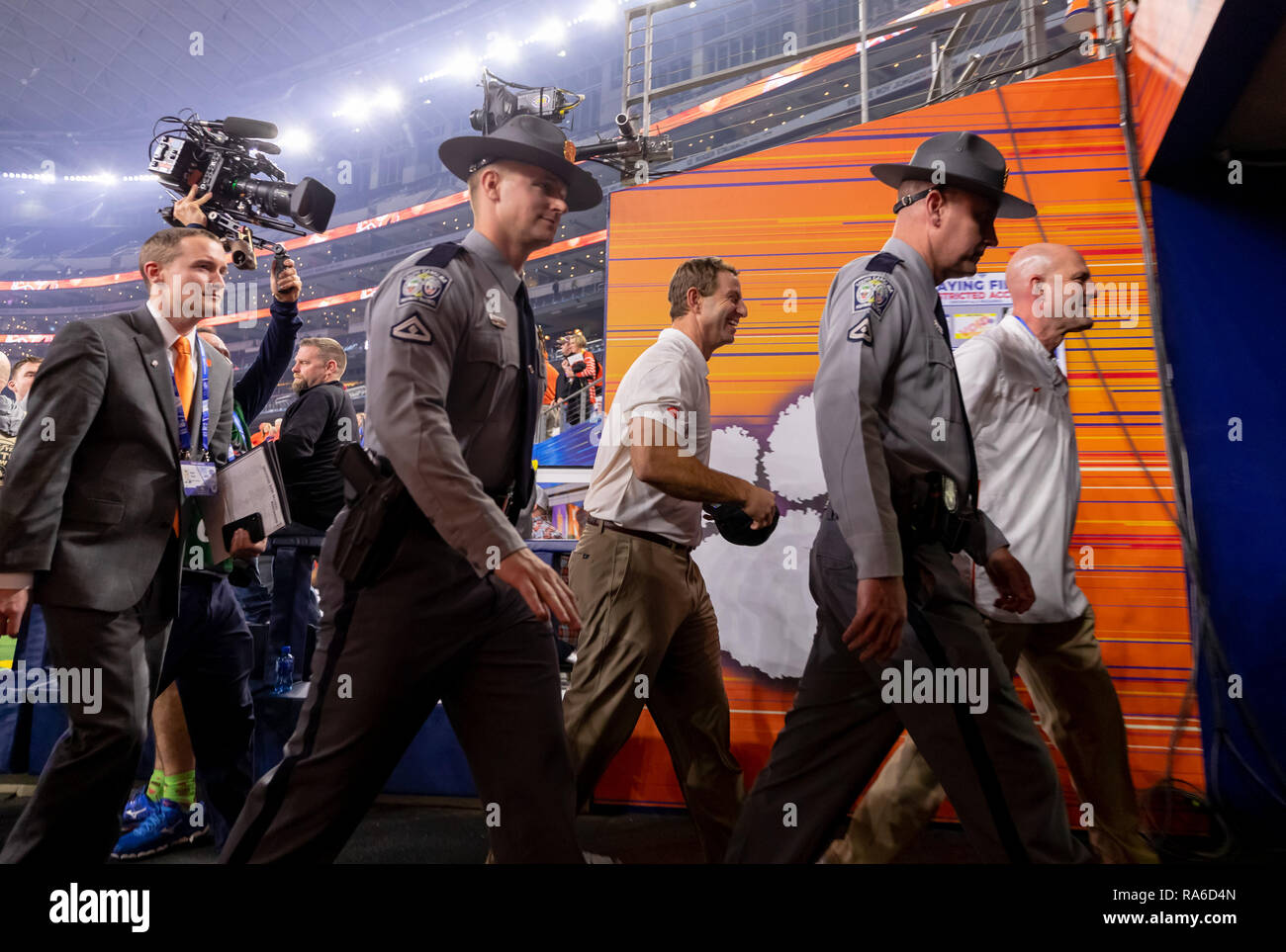Dicembre 29, 2018 - Arlington, Texas, Stati Uniti - 29 dicembre 2018 - Arlington, Texas, Stati Uniti - Clemson Tigers head coach Dabo Swinney passeggiate fuori campo per il tempo finale dopo il College Football Playoff semifinale al Goodyear Cotton Bowl Classic tra la cattedrale di Notre Dame Fighting Irish e la Clemson Tigers di AT&T Stadium di Arlington, Texas. Clemson ha vinto 30-3 di anticipo per il campionato nazionale di gioco. (Credito Immagine: © Adam Lacy/ZUMA filo) Foto Stock