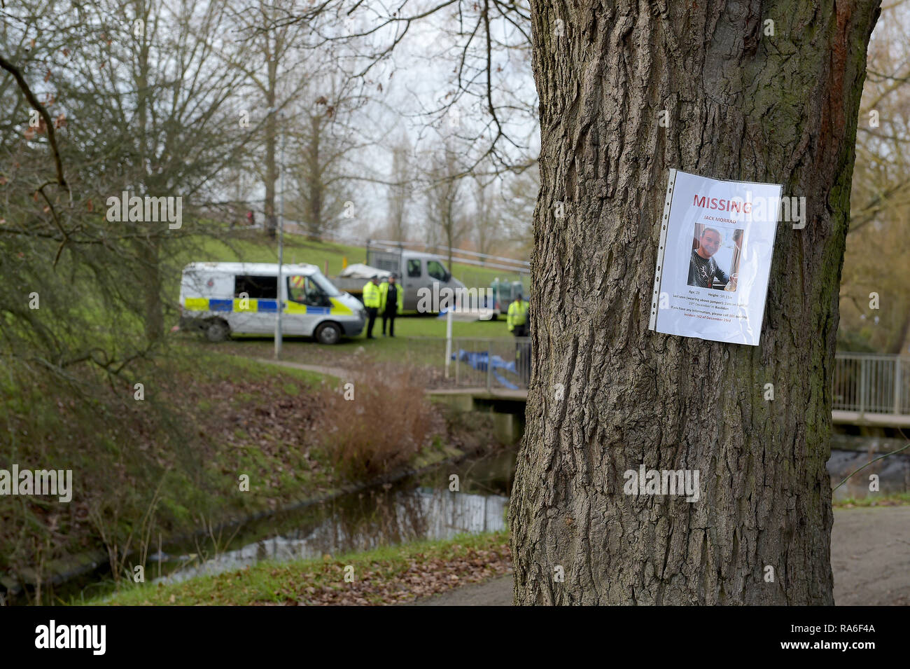 Basildon, Essex, UK. Il 2 gennaio 2019. Essex funzionari di polizia lungo con l'Agenzia Ambientale svuotare il lago per la pesca sportiva in Gloucester Park Basildon Essex nella ricerca di un missing 28 anno vecchio. Jack è stato Morrad ultimo visto a 2:30am su TVCC domenica 23 dicembre nelle vicinanze di Blake Avenue. Per tutto il periodo festivo di poliziotti e Jack è la famiglia e gli amici hanno effettuato ricerche del parco circostante e le vie navigabili. A seguito della conclusione di queste ricerche è stato deciso di svuotare completamente il principale lago di pesca. Credito: MARTIN DALTON/Alamy Live News Foto Stock