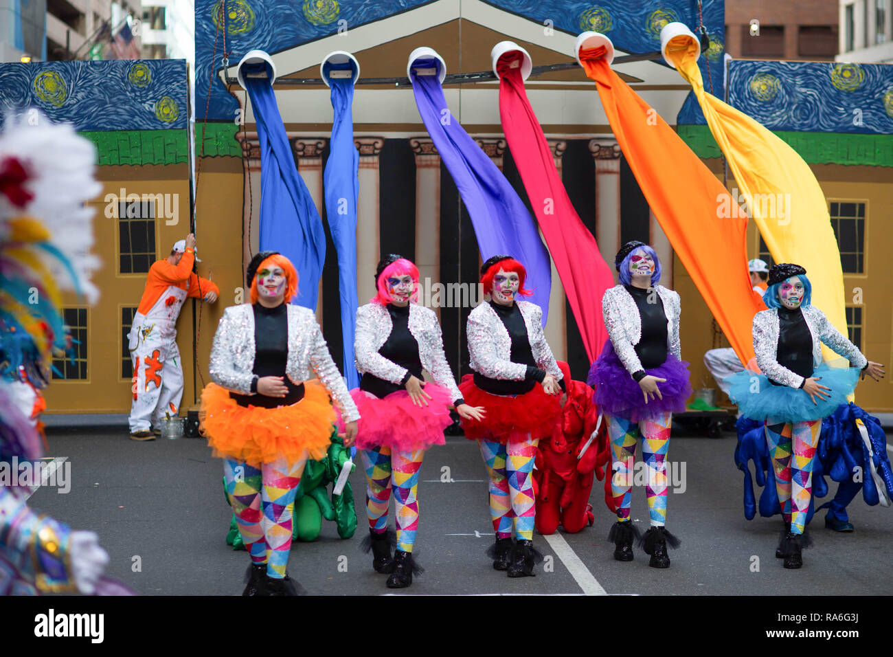 Membri della Pensport String Band eseguire durante la Philadelphia Mummers Parade. Centinaia di artisti interpreti o esecutori, i fumetti e i musicisti si sono riuniti per l annuale 118a Philadelphia Mummers Parade.l annuale il giorno di Capodanno la tradizione raccoglie diverse brigate da quartieri in Philadelphia insieme in uno degli Stati Uniti più antico del festival della musica folk. In aggiunta ai coloratissimi costumi mummers eseguire scenette e suonare strumenti musicali. Foto Stock