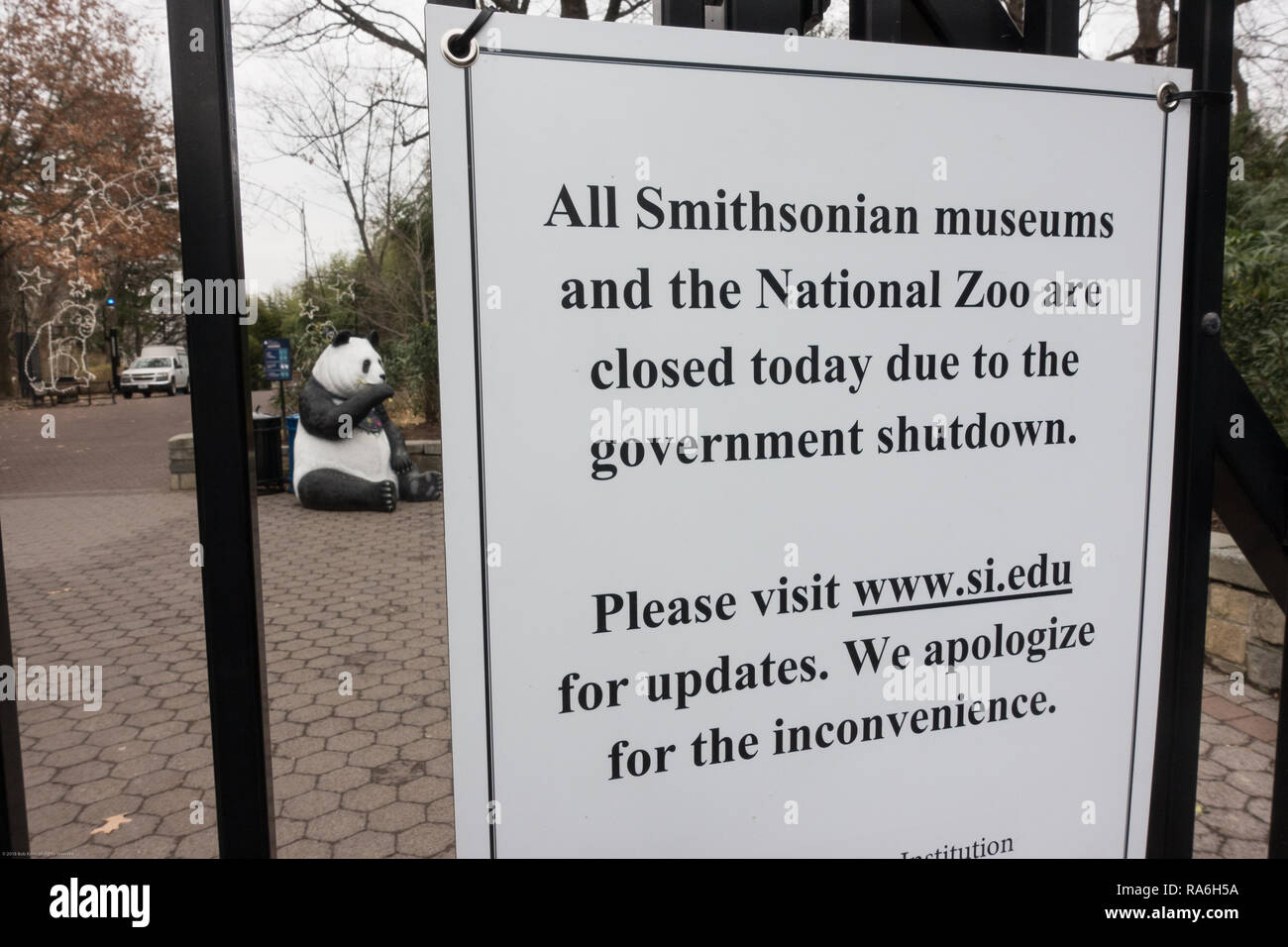 Washington, DC, Stati Uniti d'America. Il 2 gennaio, 2019. Segno presso il National Zoo alerting di visitatori, che lo zoo e tutti i musei Smithsonian sono chiuse a causa del governo di arresto. Lo zoo e musei fosse stata aperta durante la parziale chiusura, iniziato dic. 22, ma i fondi ran out gen. 2. Lonely panda scultura si siede dietro cancelli chiusi. Bob Korn/Alamy Live News Foto Stock