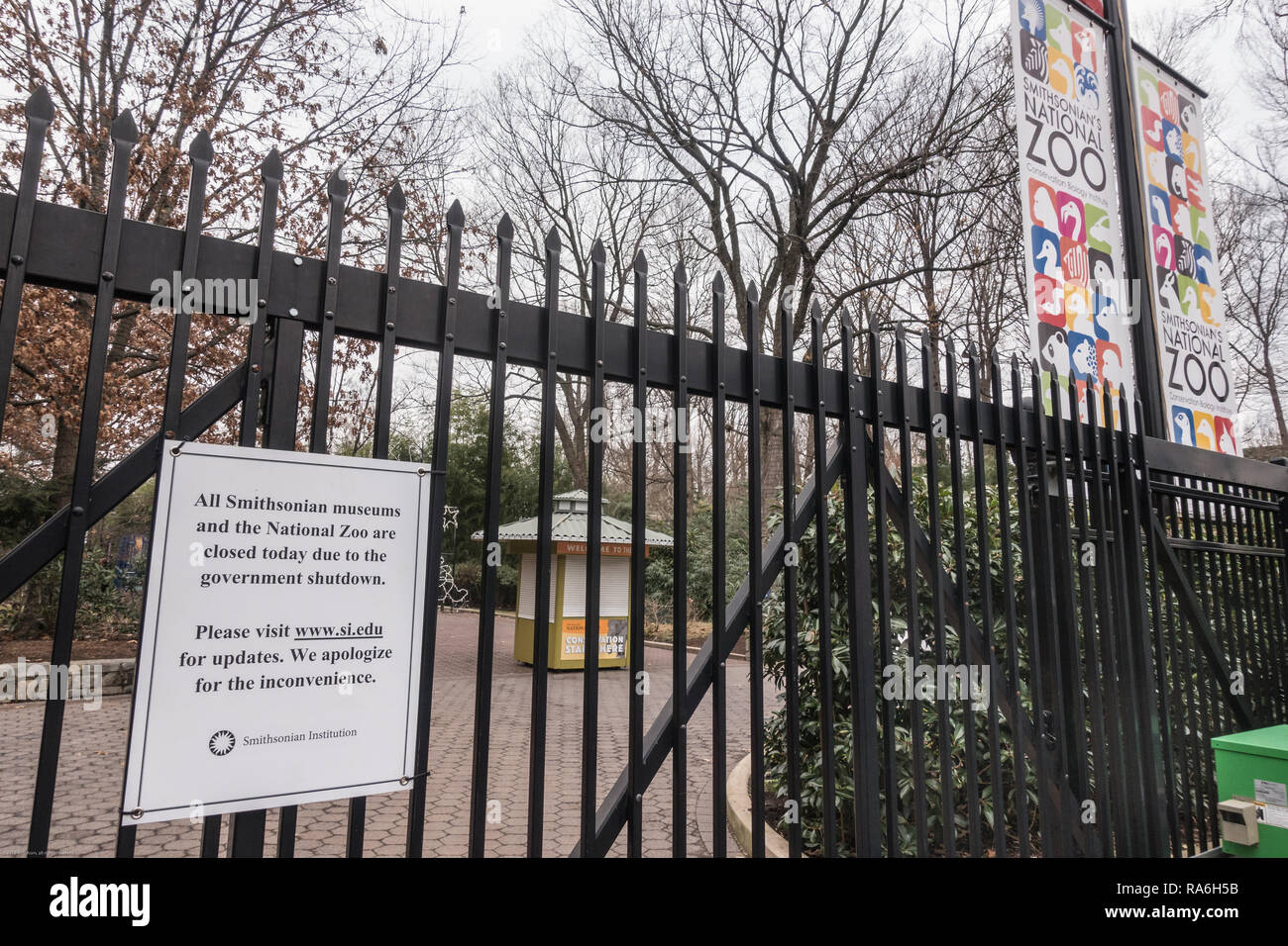 Washington, DC, Stati Uniti d'America. Il 2 gennaio, 2019. Segno presso il National Zoo alerting di visitatori, che lo zoo e tutti i musei Smithsonian sono chiuse a causa del governo di arresto. Lo zoo e musei fosse stata aperta durante la parziale chiusura, iniziato dic. 22, ma i fondi ran out gen. 2. Parzializzato Benvenuti allo zoo booth siede dietro cancelli chiusi. Bob Korn/Alamy Live News Foto Stock