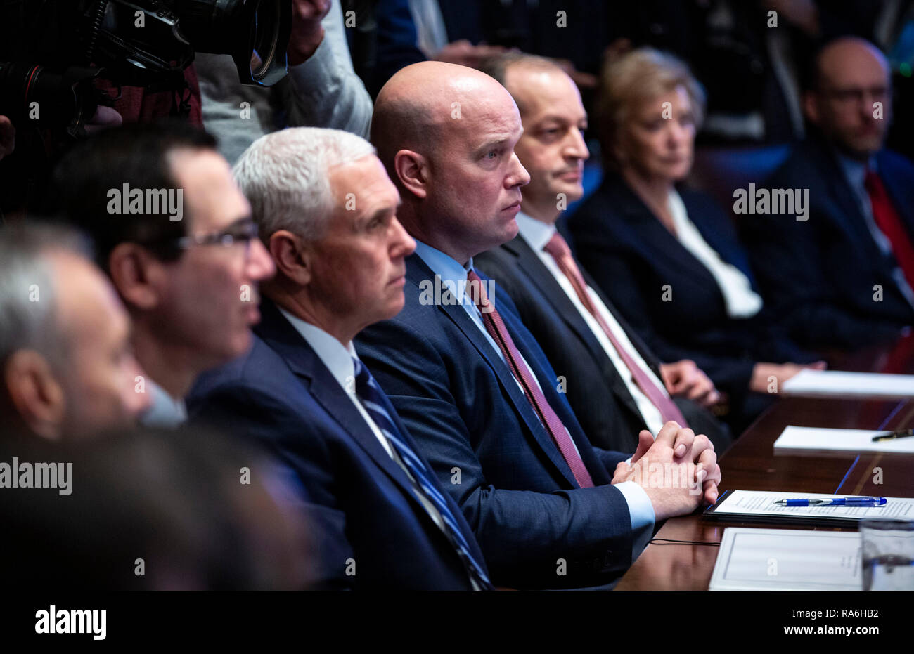 Matteo Whitaker, deliberando U.S. Attorney General, ascolta accanto a U.S. Vice Presidente Mike Pence come Stati Uniti Presidente Donald Trump parla nel corso di una riunione del gabinetto nel Cabinet Room della Casa Bianca, Mercoledì, Gennaio 2, 2019 a Washington, DC: credito al Drago/Piscina via CNP /MediaPunch Foto Stock