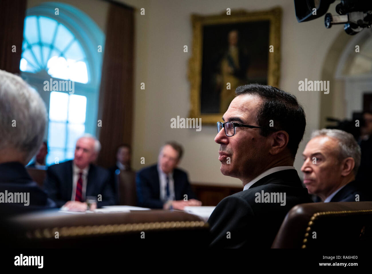 Steven Mnuchin, U.S. Il segretario al tesoro, ascolta come U.S. Presidente Donald Trump parla nel corso di una riunione del gabinetto nel Cabinet Room della Casa Bianca, Mercoledì, Gennaio 2, 2019 a Washington D.C. Credito: Al Drago / Pool via CNP | Utilizzo di tutto il mondo Foto Stock