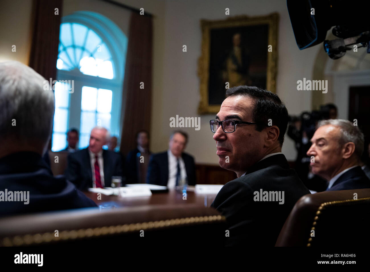 Steven Mnuchin, U.S. Il segretario al tesoro, ascolta come U.S. Presidente Donald Trump parla nel corso di una riunione del gabinetto nel Cabinet Room della Casa Bianca, Mercoledì, Gennaio 2, 2019 a Washington D.C. Credito: Al Drago / Pool via CNP | Utilizzo di tutto il mondo Foto Stock