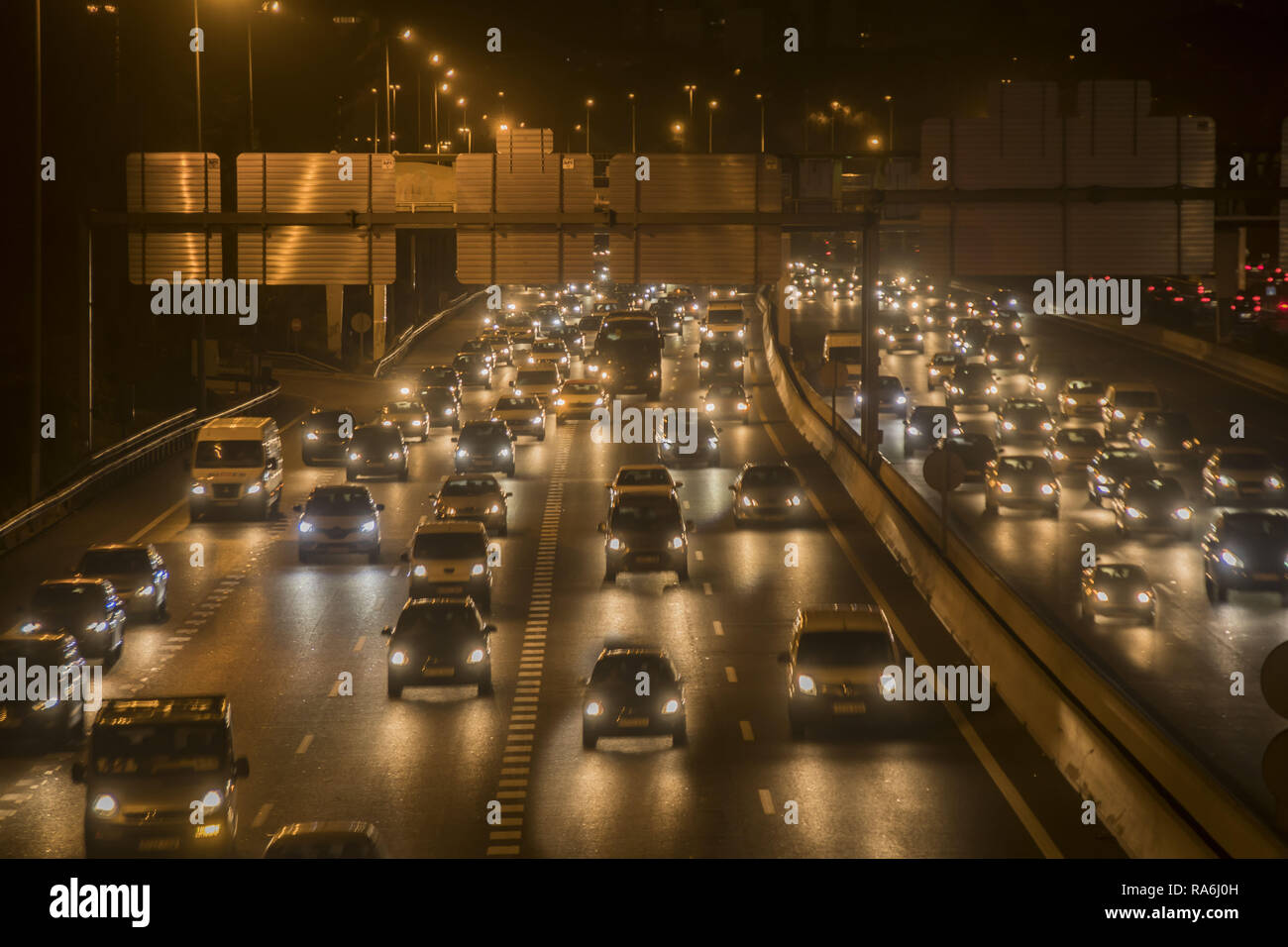 Madrid, Madrid, Spagna. Il 2 gennaio, 2019. Visto il traffico in movimento in Madrid.Madrid City Council ha riattivato il protocollo di elevato inquinamento da biossido di azoto (NO2). Si consiglia di utilizzare i mezzi di trasporto pubblici. Esso indica inoltre che i cittadini saranno informati attraverso il sito comunale, informazioni sul traffico di pannelli e DGT, CRTM/EMT, UFFICIO TRAFFICO, Madrid emergenze e reti sociali. Il protocollo si prefigge di migliorare la qualità dell'aria delle città e quindi ad aumentare la protezione della salute dei cittadini contro gli effetti nocivi di episodi di inquinamento elevato, e specialmente le persone Foto Stock