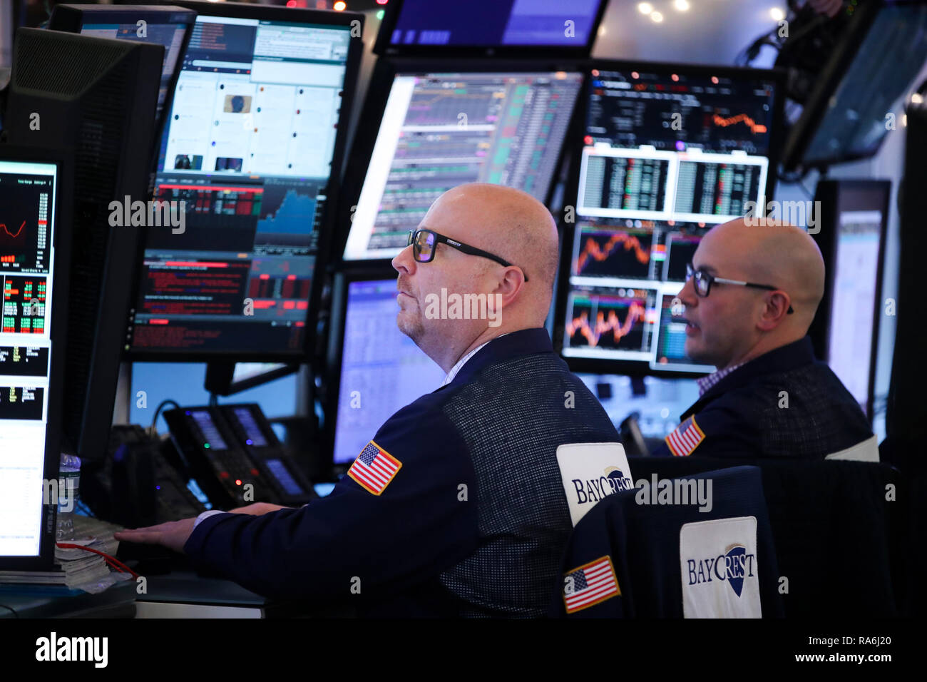 New York, Stati Uniti d'America. Il 2 gennaio, 2019. I trader lavorano presso il New York Stock Exchange di New York, gli Stati Uniti, a gennaio 2, 2019. Gli stock degli Stati Uniti si è conclusa leggermente più in alto il Mercoledì, iniziare un nuovo anno con un fluttuante giorno di negoziazione. Il Dow Jones Industrial Average chiuso punti 18.78, o 0,08%, superiore a 23,346.24. S&P 500 refilato 3,18 punti, o 0,13%, superiore per 2,510.03. Il Nasdaq Composite Index raccolse i punti 30.66, o 0,46 percento, per 6,665.94. Credito: Wang Ying/Xinhua/Alamy Live News Foto Stock