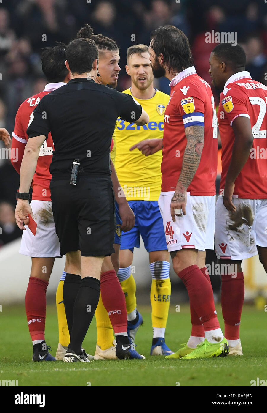 Leeds United's Kalvin Phillips è inviato fuori durante il cielo di scommessa match del campionato al suolo città di Nottingham. Foto Stock