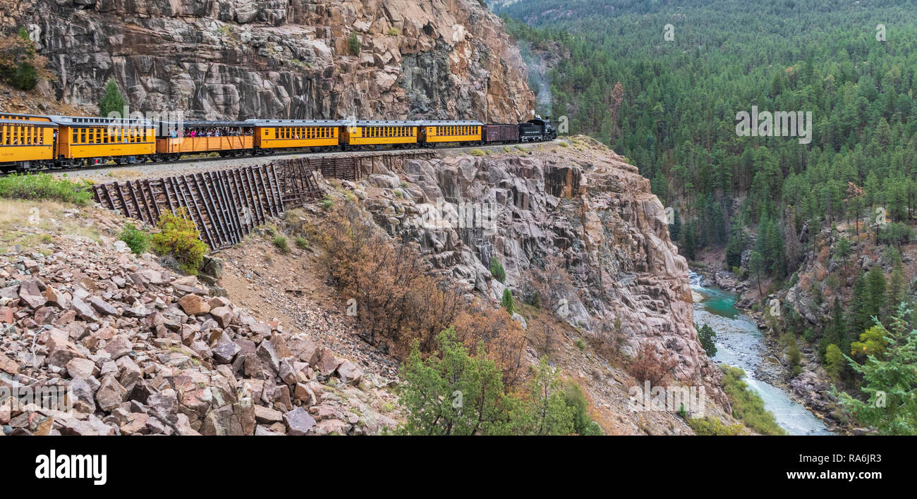 Curva a ferro di cavallo. Durango a Silverton Narrow Gauge Railroad - corsa in treno da Durango a Silverton, Colorado, e' una famosa attrazione turistica dei treni. Foto Stock