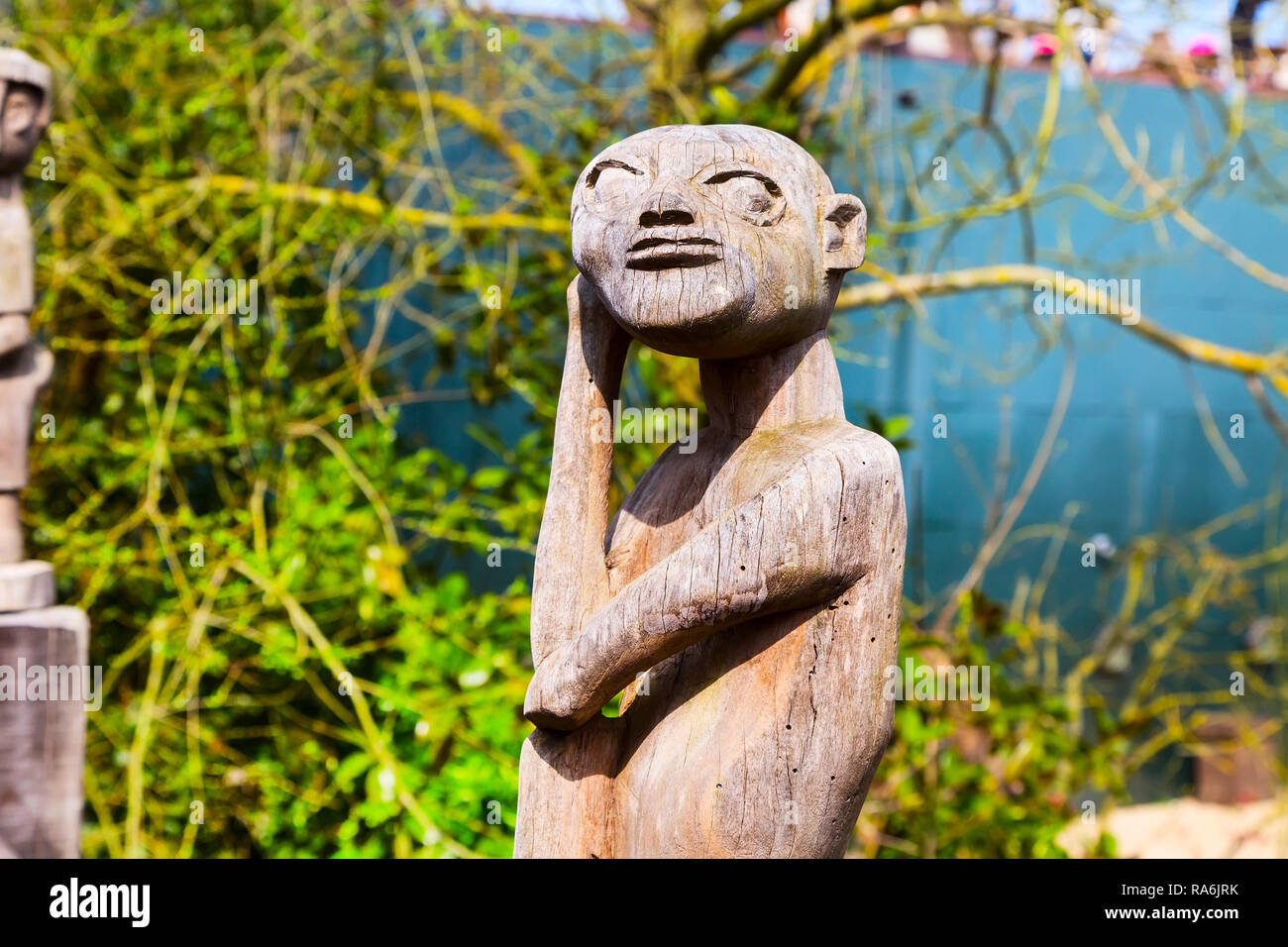 Asian antica statua in legno di idolo in Pairi Daiza, Belgio Foto Stock