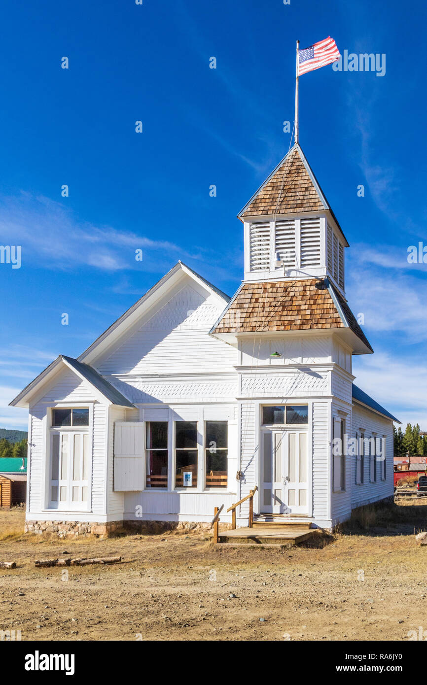 Storica coppa di stagno comunità in Colorado, area rurale con accesso limitato in inverno. Chiesa e centro comunitario. Foto Stock