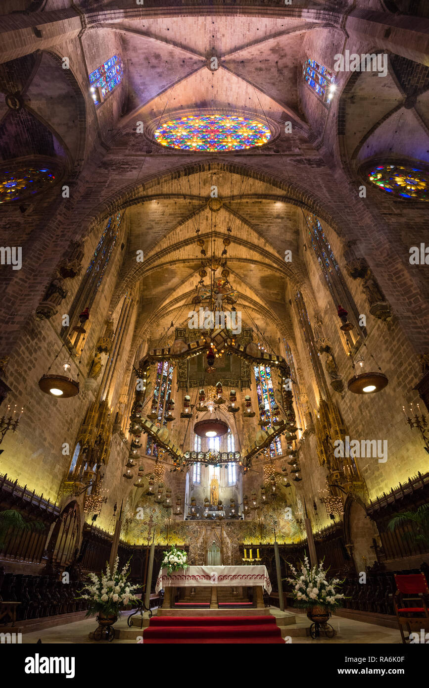 PALMA DE MALLORCA, Spagna - 30 SETT 2018: stile gotico di interno nella Cattedrale di Santa Maria di Palma (La Seu) in Palma de Mallorca, Spagna Foto Stock