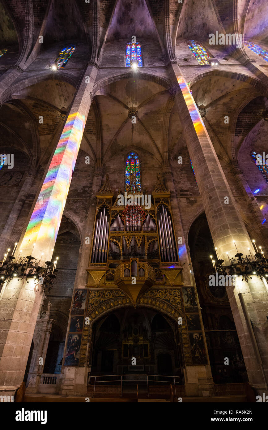 PALMA DE MALLORCA, Spagna - 30 SETT 2018: vista interna della Cattedrale di Santa Maria di Palma (La Seu) in Palma de Mallorca, Spagna Foto Stock
