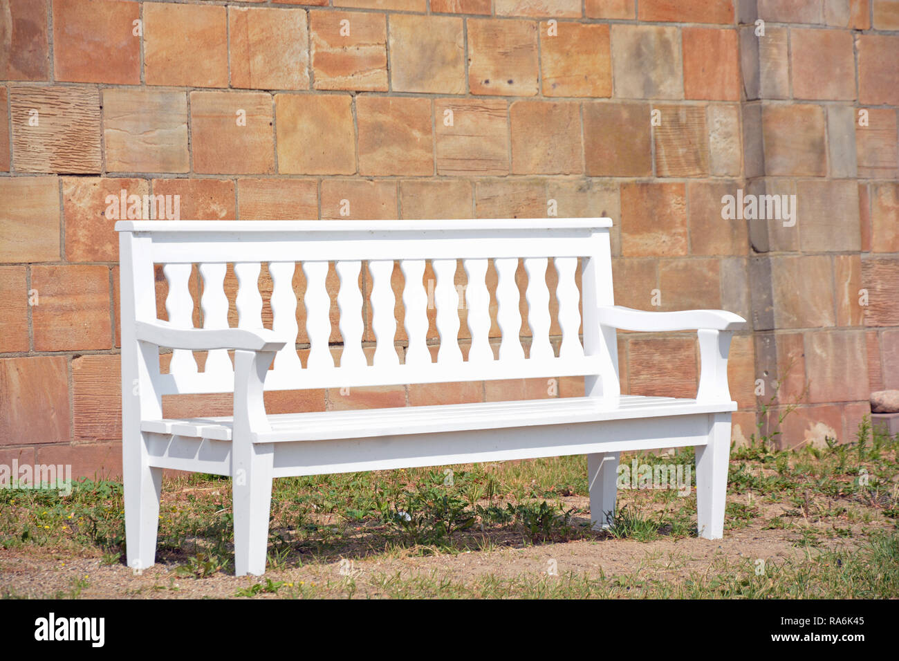 Holzbank, Steinmauer, Steinwand, Himtergrund Foto Stock