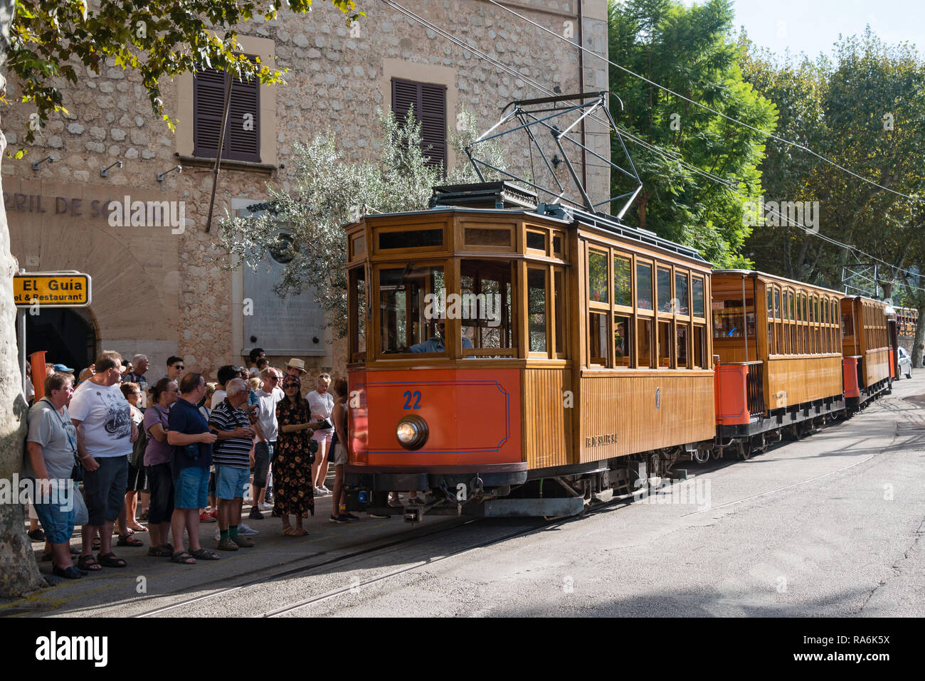 SOLLER, MALLORCA, Spagna - 1 ottobre: il vecchio tram elettrico acceso tra Soller e il centro cittadino di Port de Soller il 1 ottobre 2016 a Soller, Mallorc Foto Stock