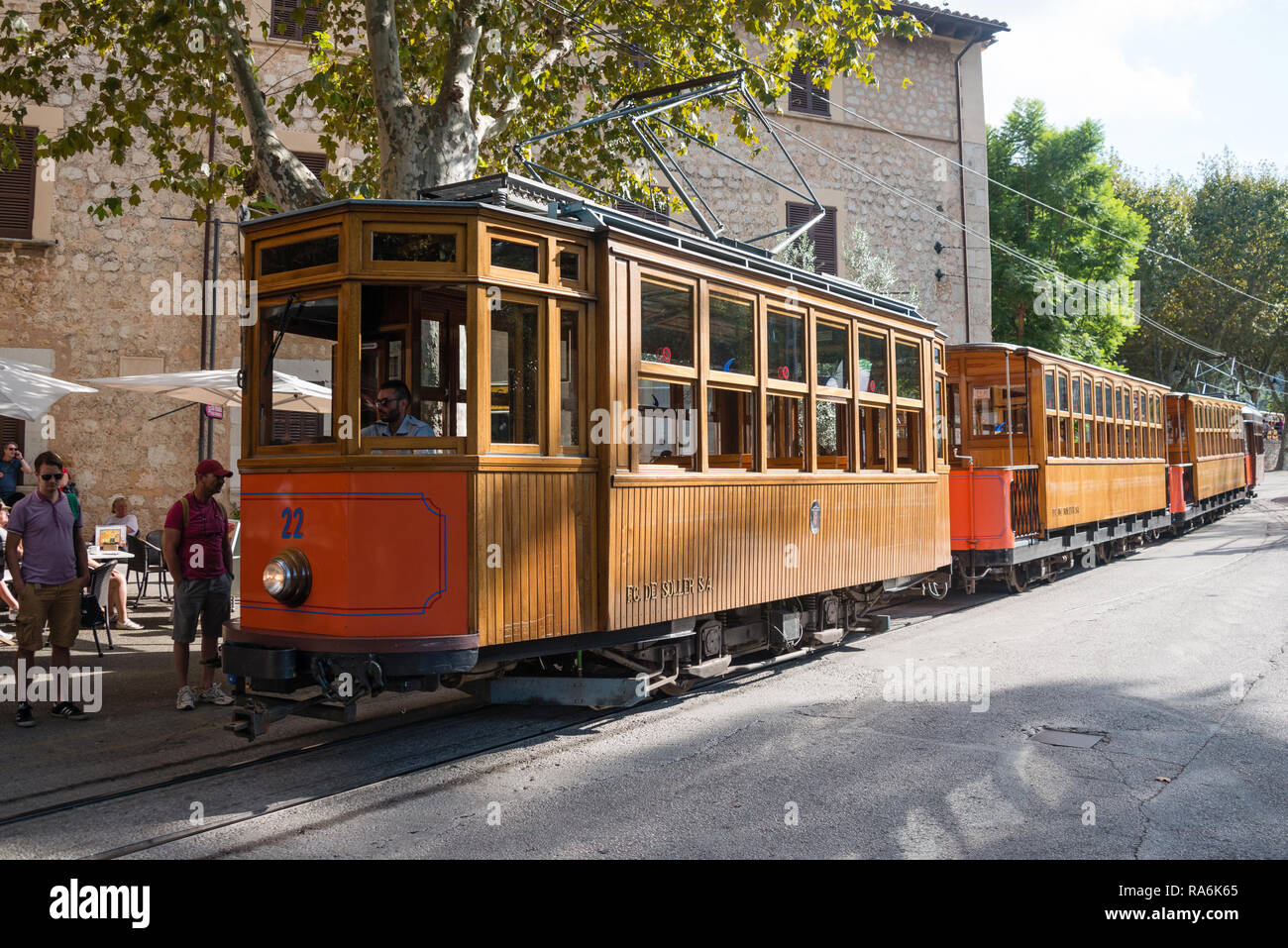 SOLLER, MALLORCA, Spagna - 1 ottobre: il vecchio tram elettrico acceso tra Soller e il centro cittadino di Port de Soller il 1 ottobre 2016 a Soller, Mallorc Foto Stock
