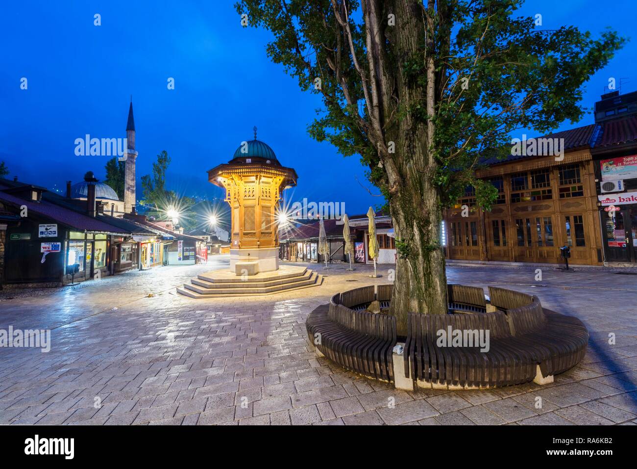 Sebilj illuminato stile ottomano fontana di legno di sunrise, Bascarsija vecchio bazar, Sarajevo, Bosnia ed Erzegovina Foto Stock