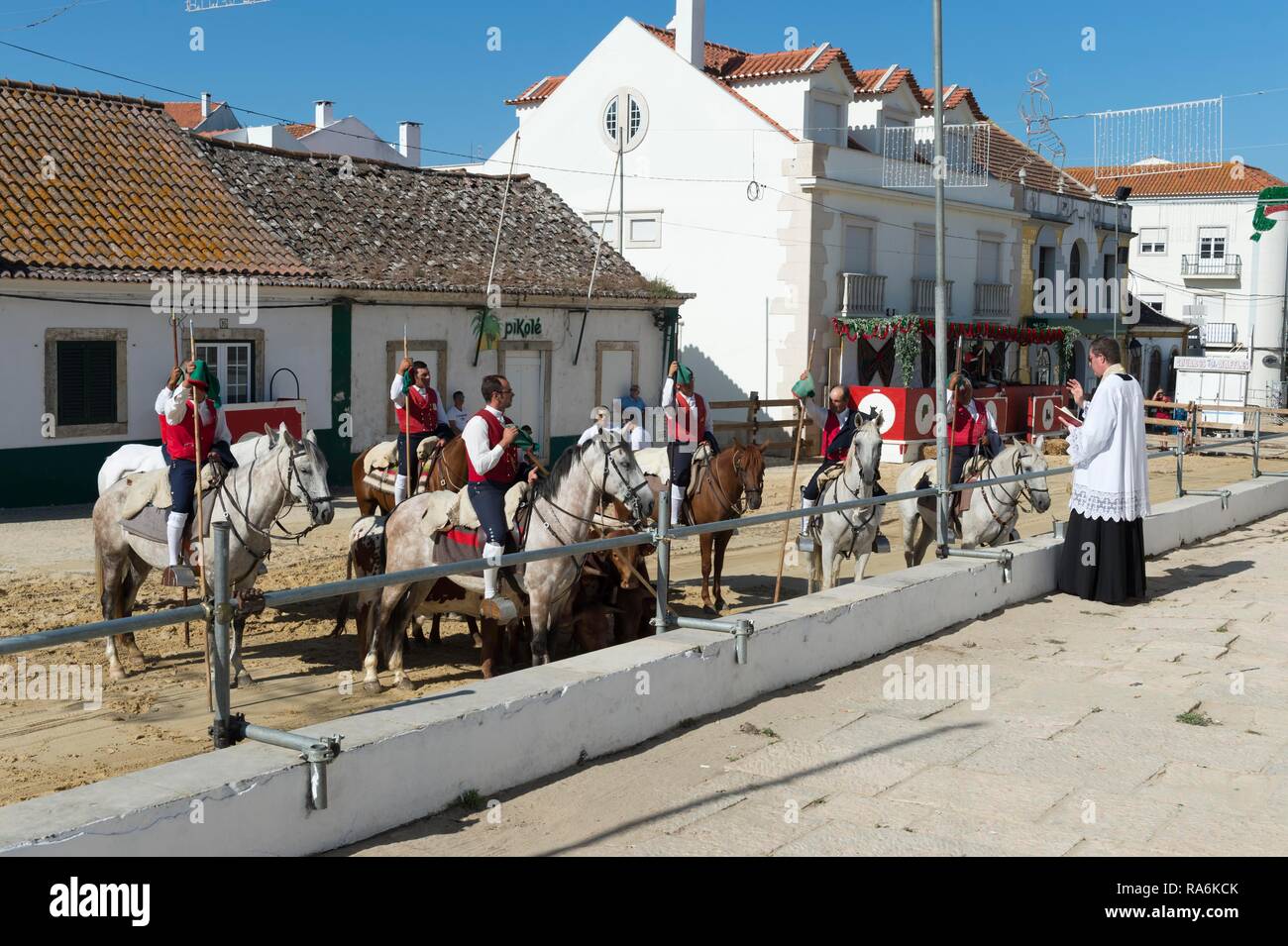 Benedizione cavalieri di fronte la chiesa principale della città, feste locali fare Barrete Verde e das Salinas, Alcochete, Provincia di Setubal Foto Stock