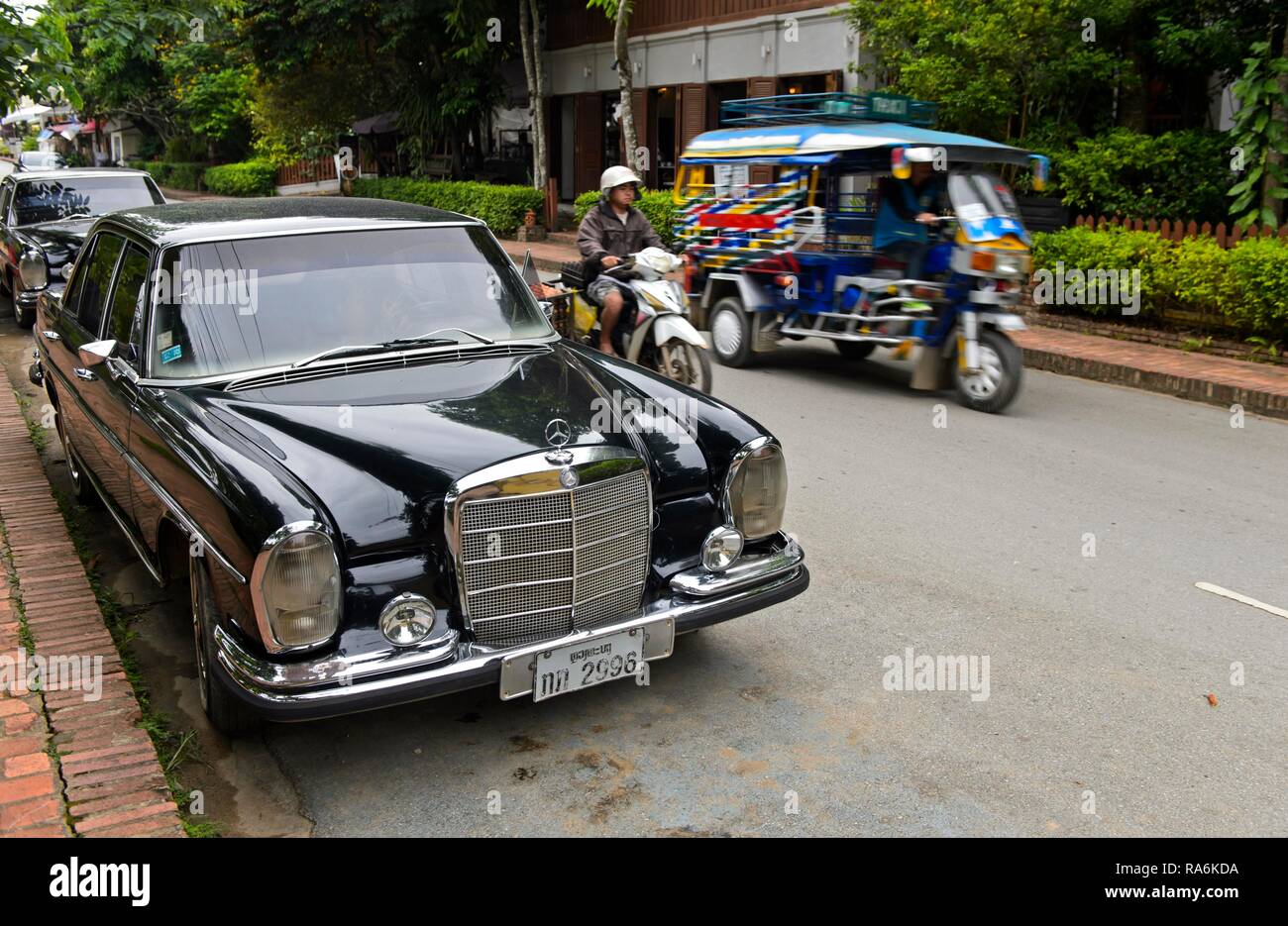 Mercedes-Benz S 280 auto d'epoca con laotiani del numero di targa, Luang Prabang, Laos Foto Stock