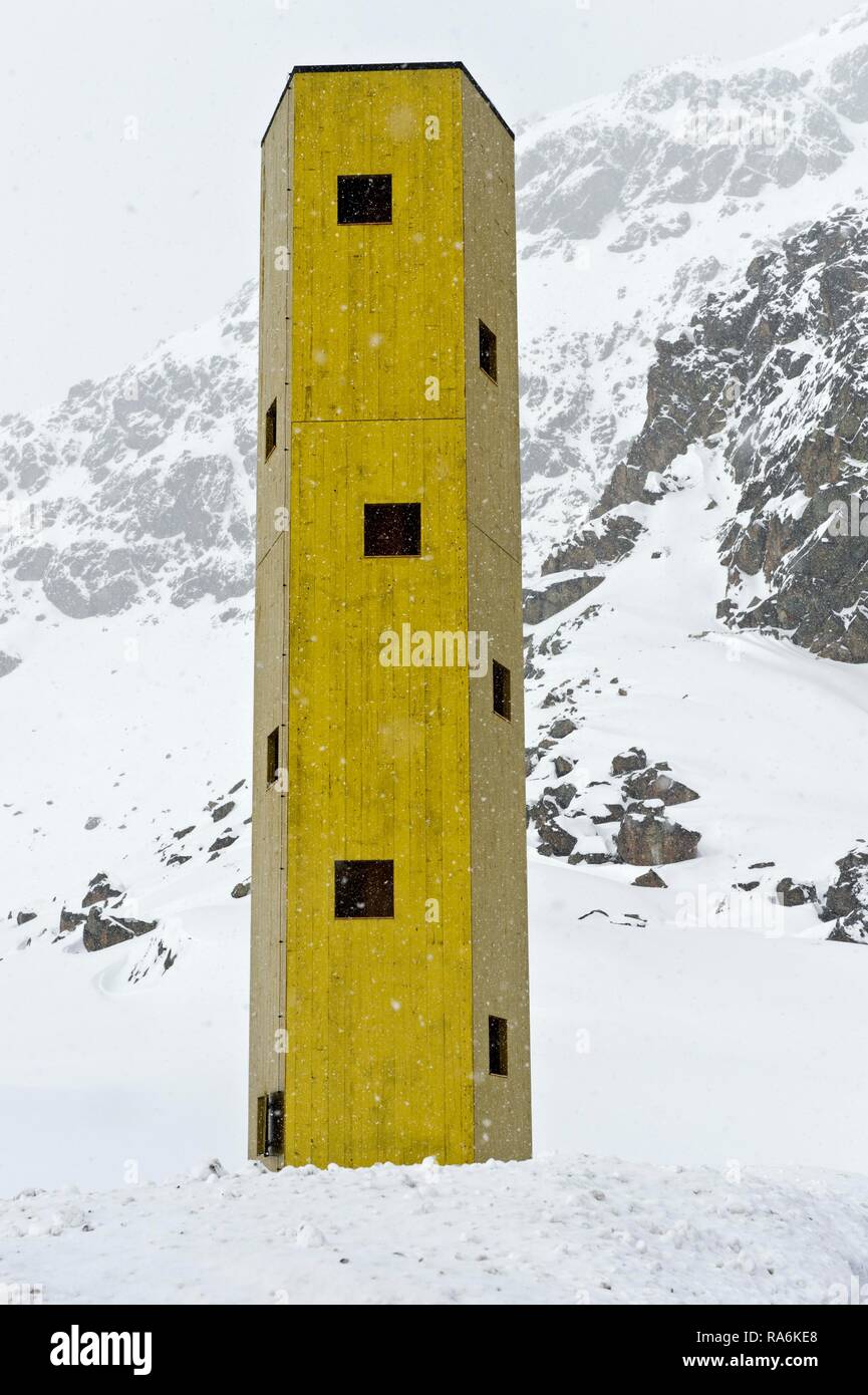 Las Colonnas lookout tower nella neve, Bivio, Julierpass, Grigioni, Svizzera Foto Stock